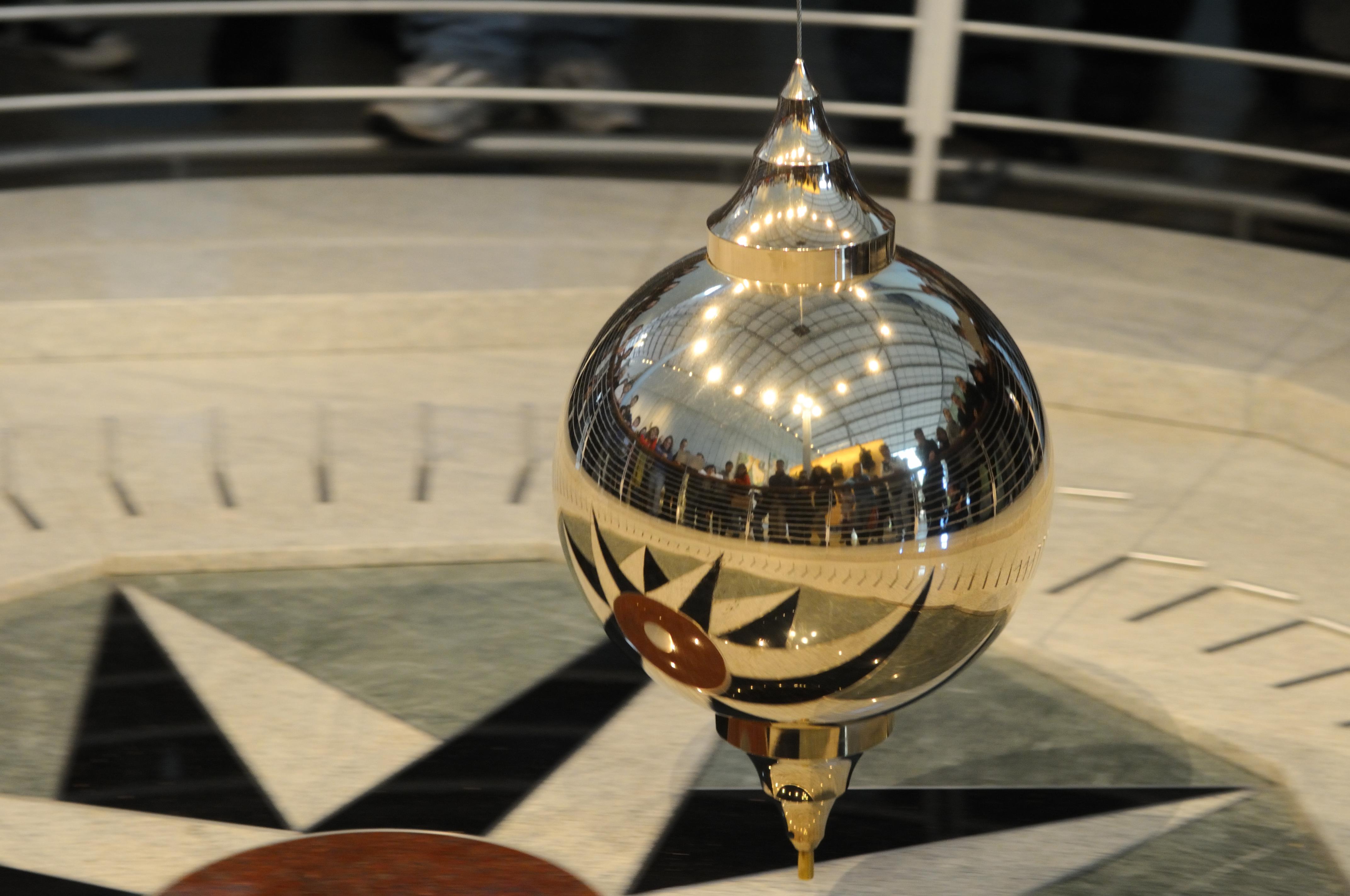 File:Mirrored Foucault Pendulum.jpg - Wikimedia Commons