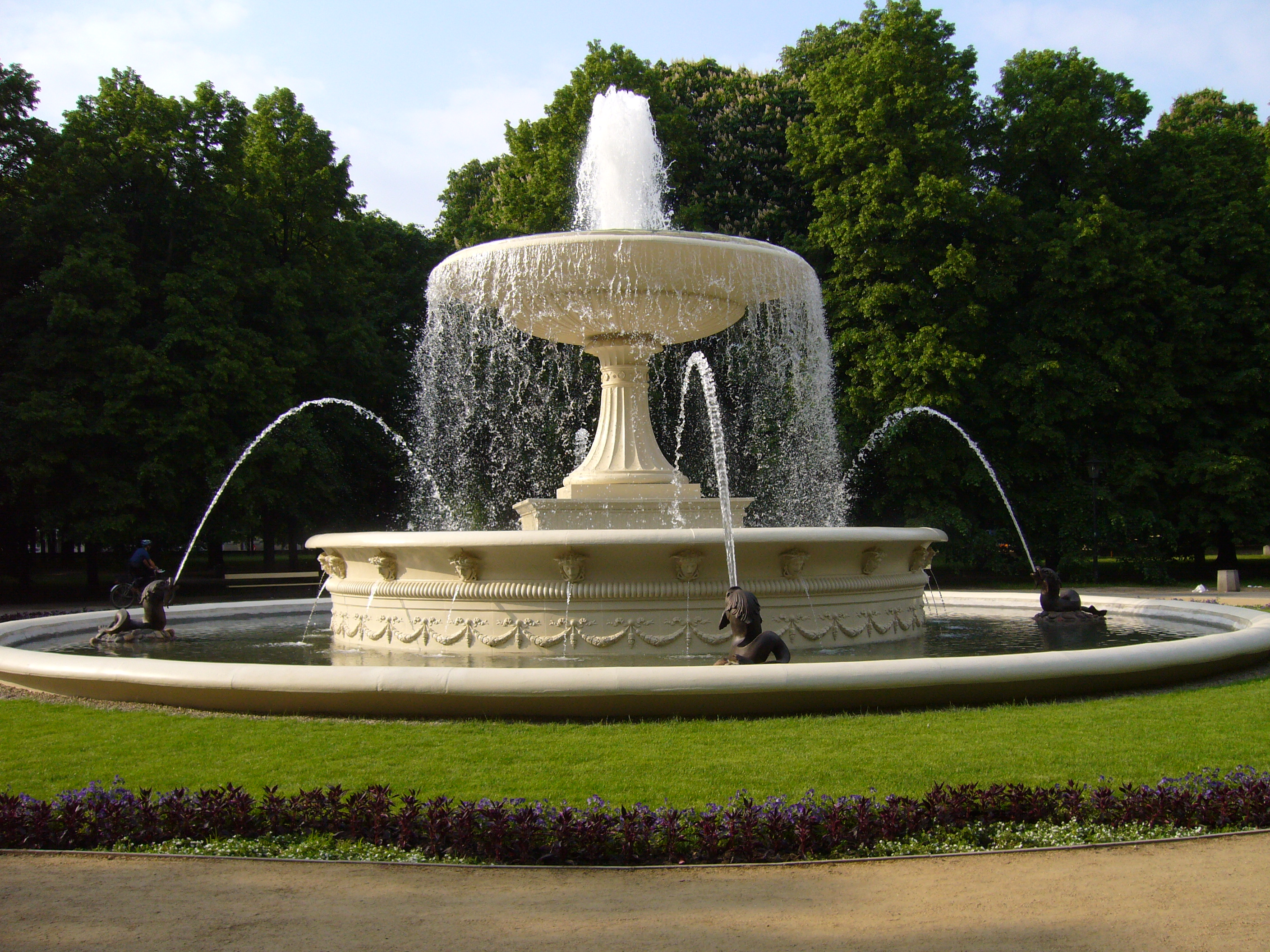 File:Saxon Garden Fountain.jpg - Wikimedia Commons