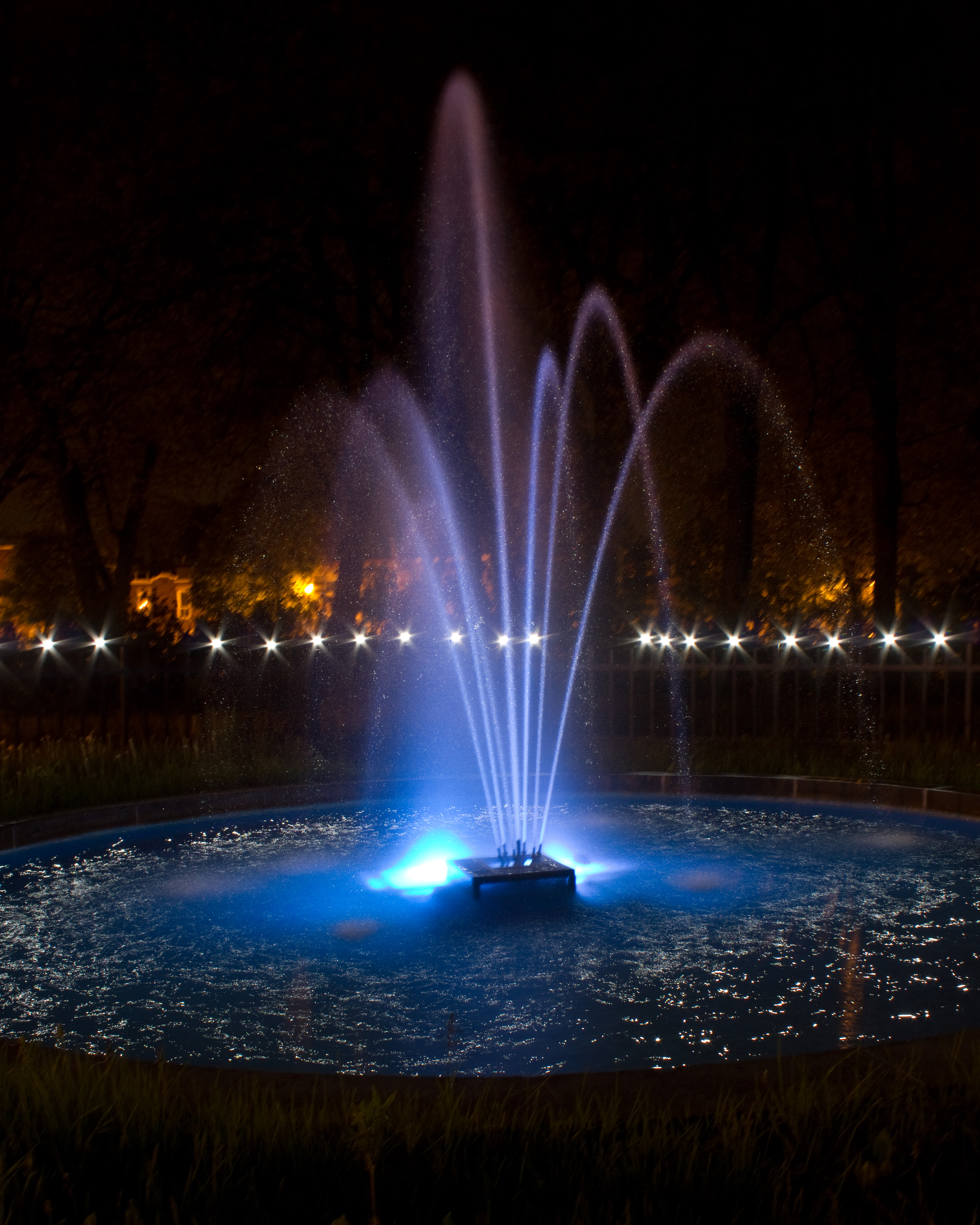Warm Summer Night & a Fountain – Light Painting | Luc Parent