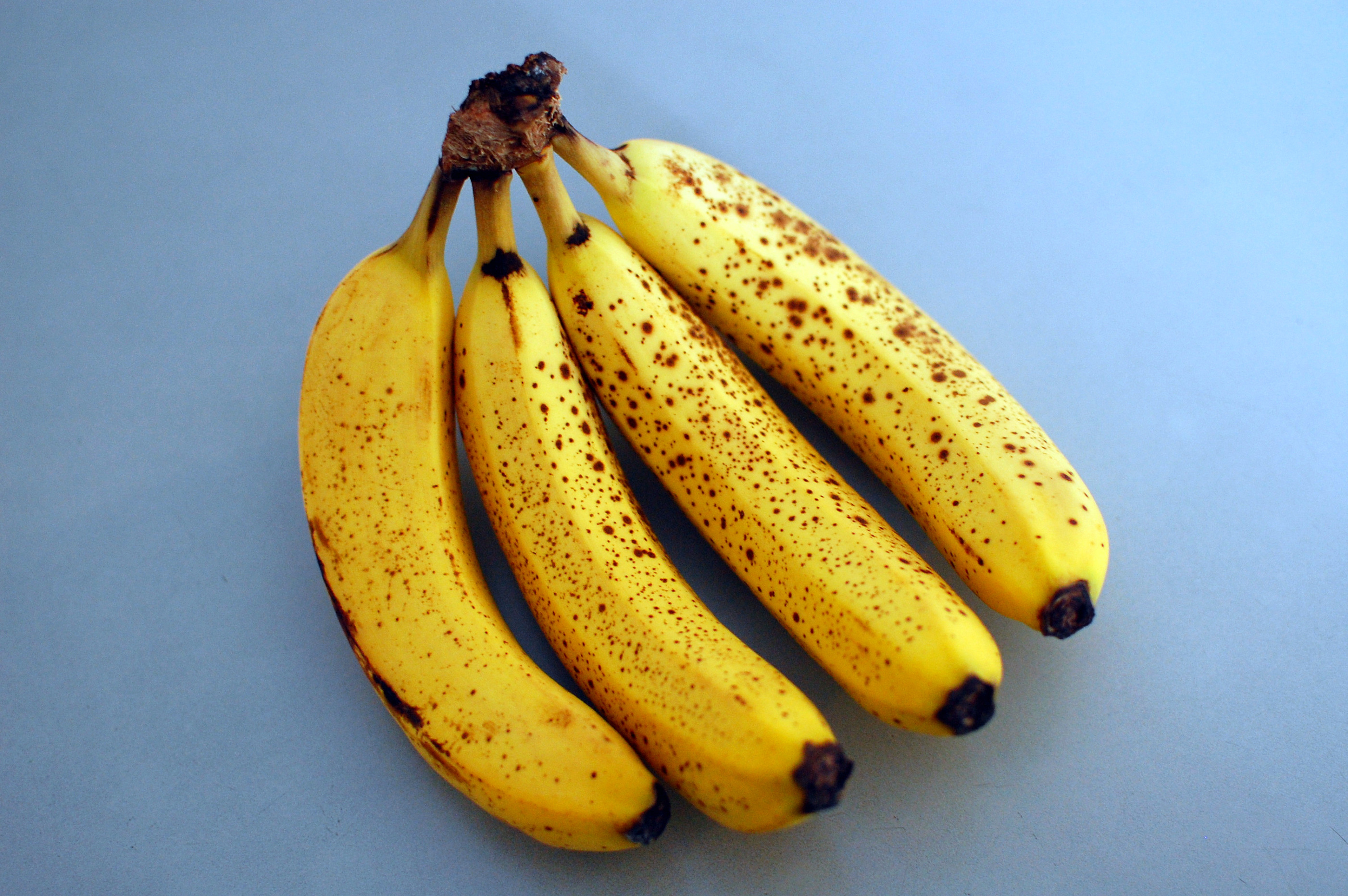 Почему чернеют бананы. Банан. Тигровые бананы. Банан с пятнышками. Банан с пятнами.