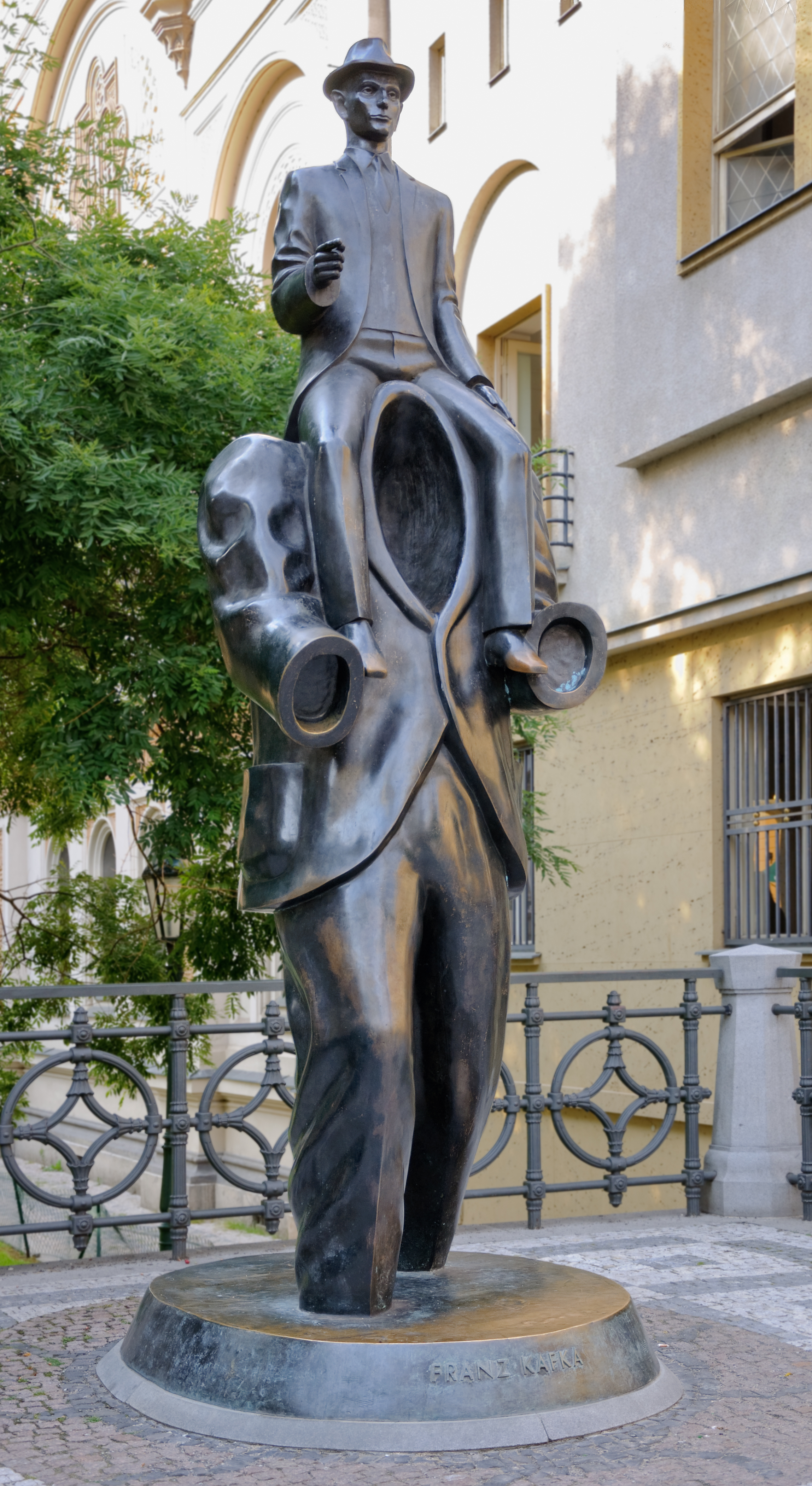 File:Kafka statue Prague.jpg - Wikimedia Commons