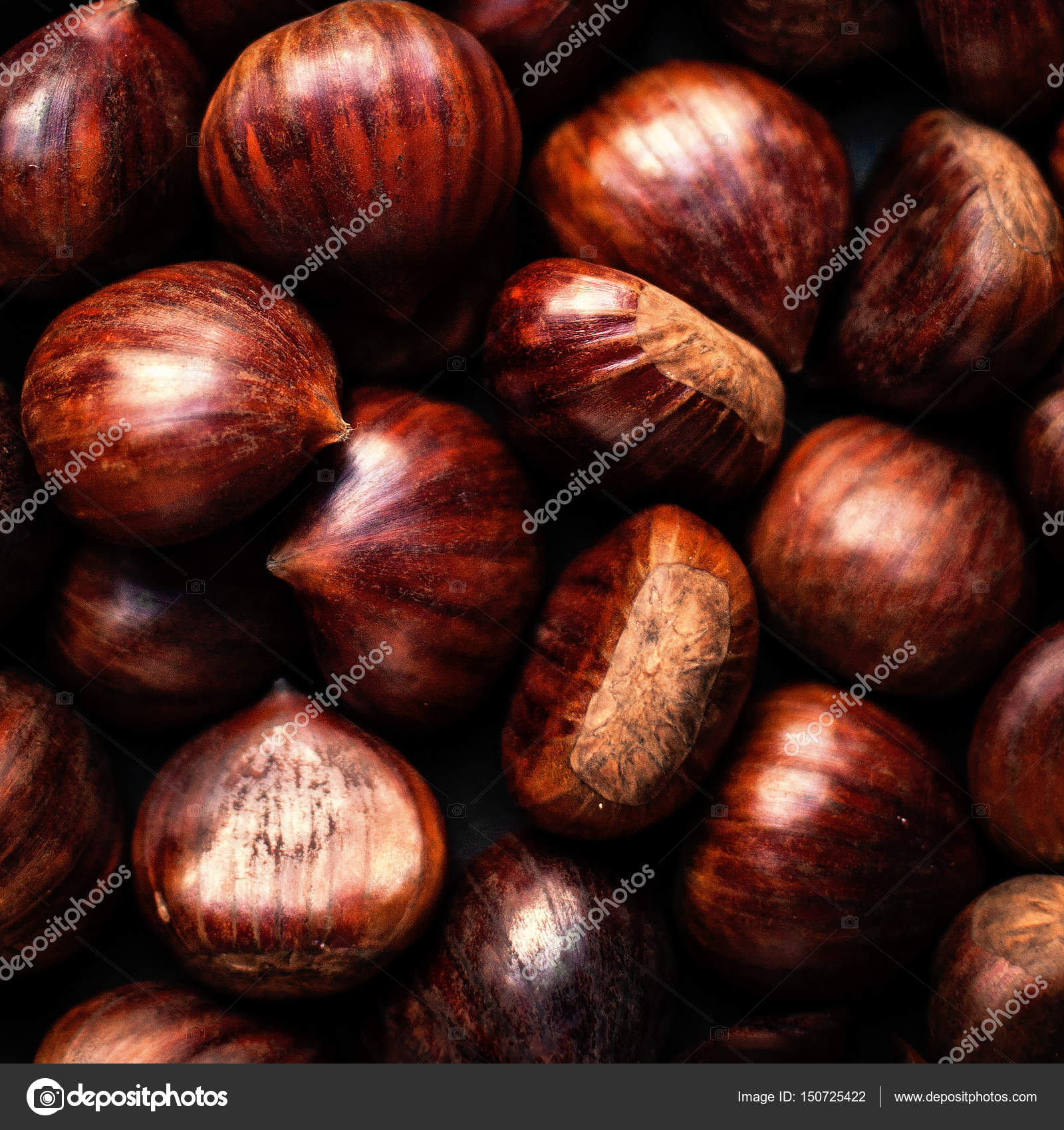 Heap of edible fresh chestnuts — Stock Photo © Zakharova #150725422
