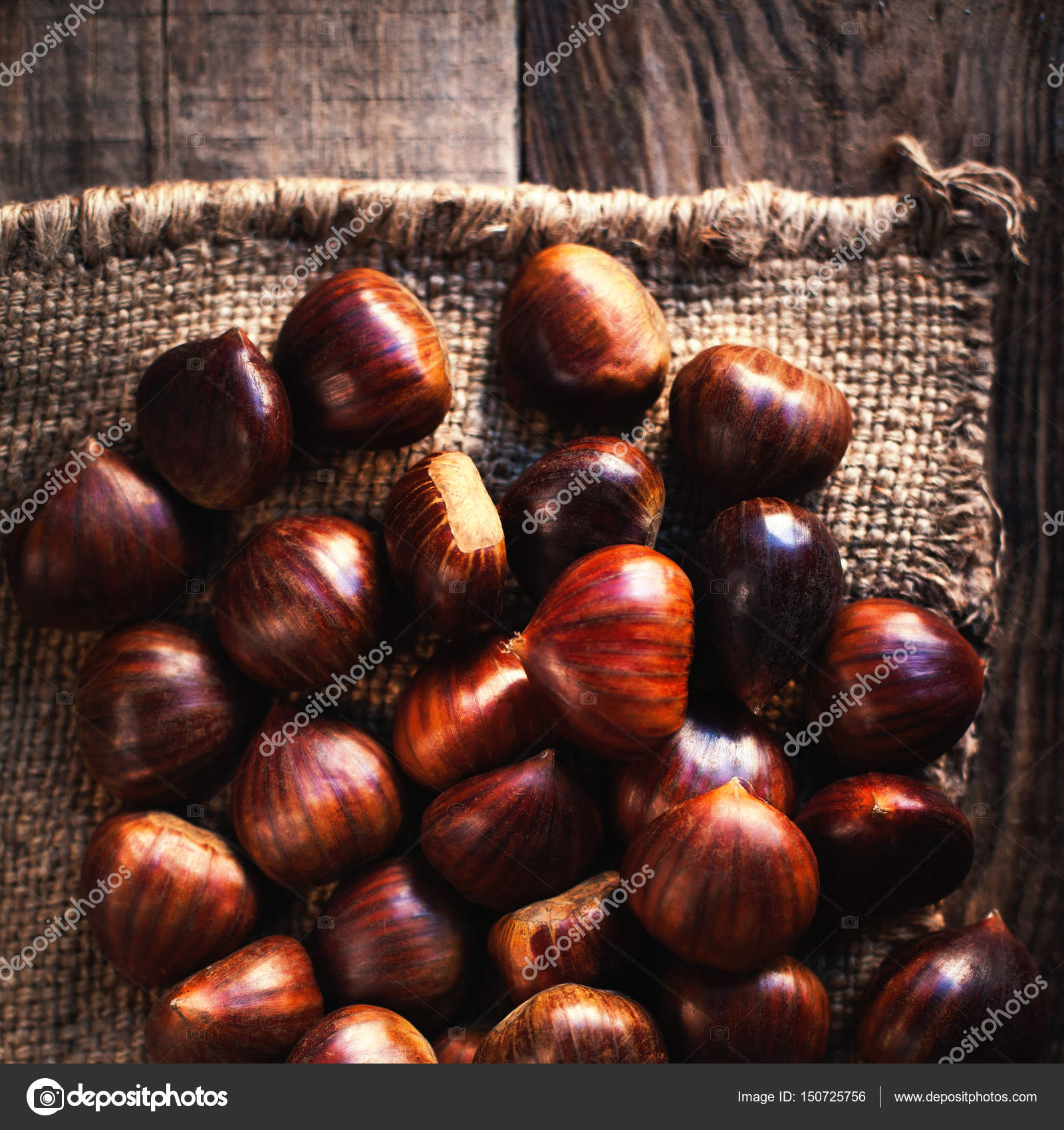 Heap of edible fresh chestnuts — Stock Photo © Zakharova #150725756