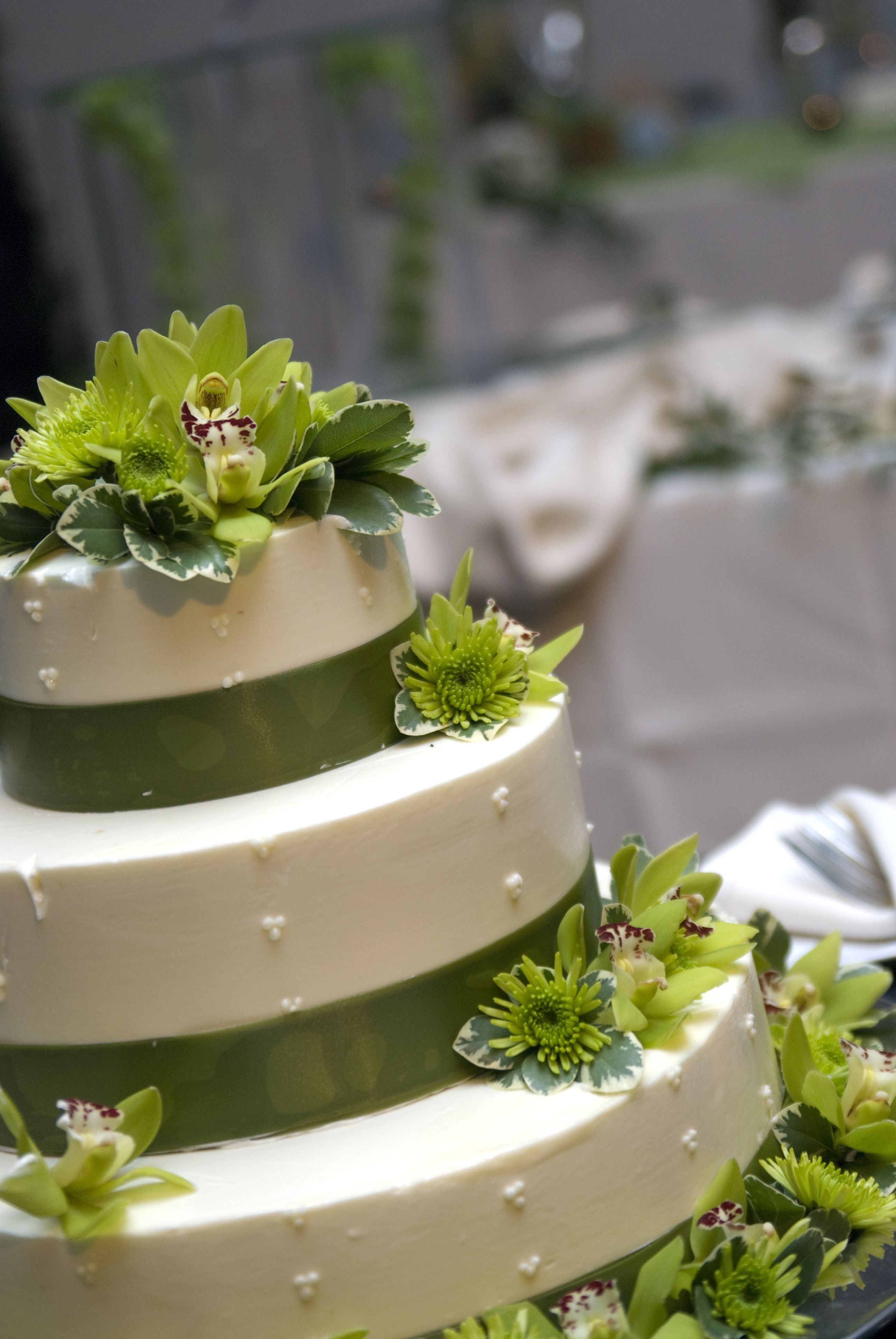 Fresh flower adornments -wedding cake www ...