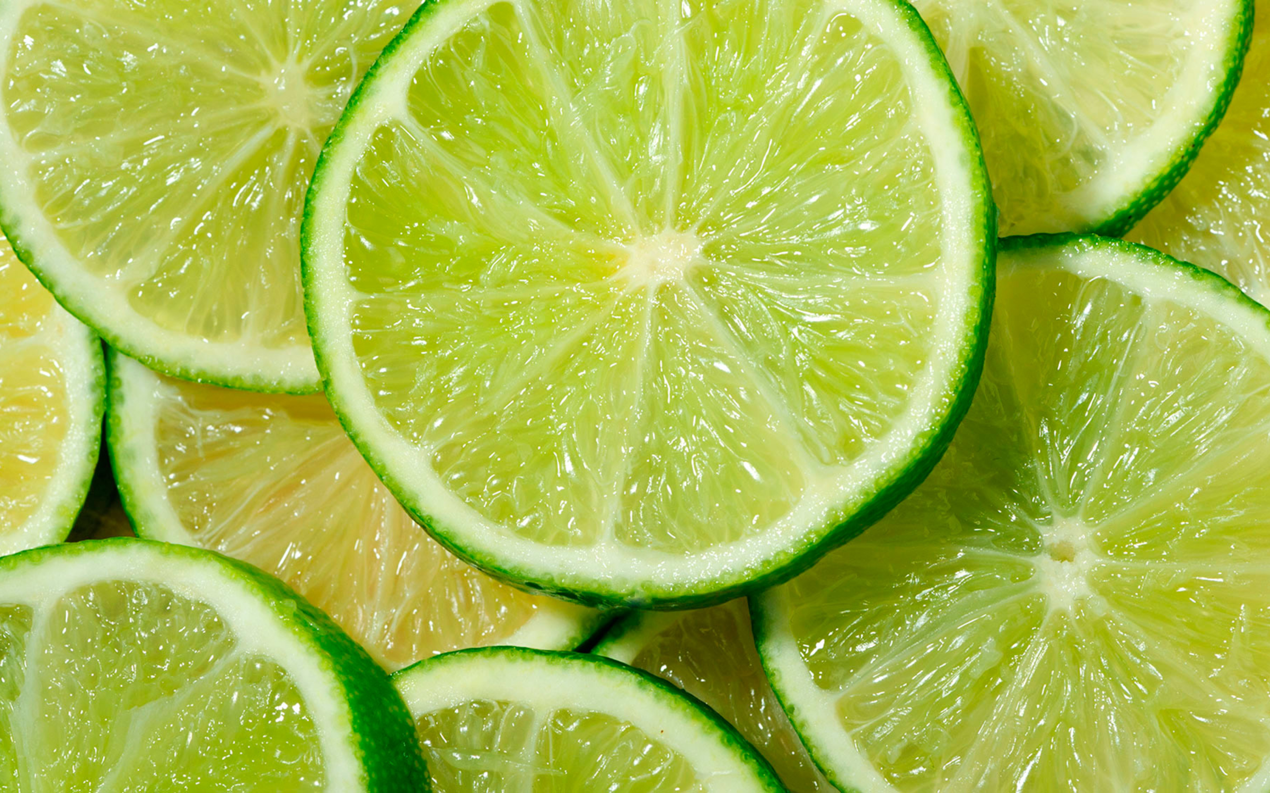 Fresh lemon juice with slices of lime