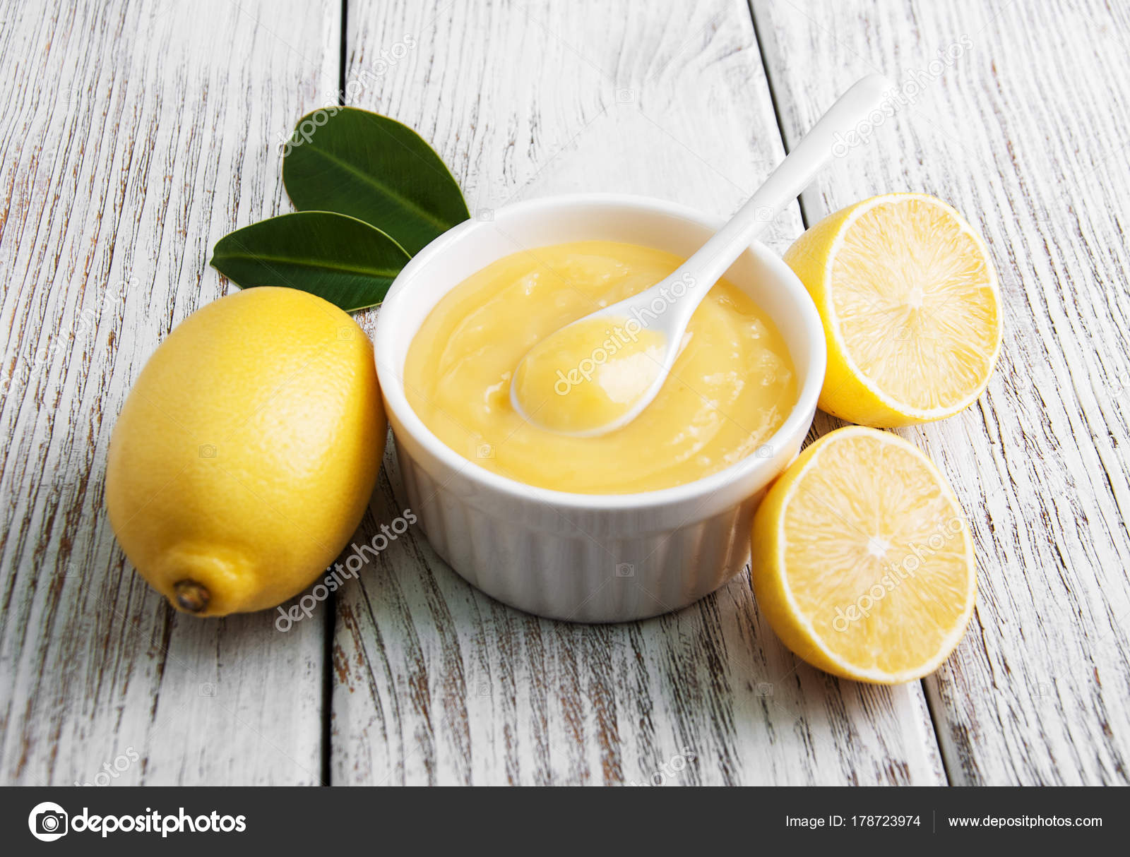Lemon curd and fresh lemons — Stock Photo © Almaje #178723974