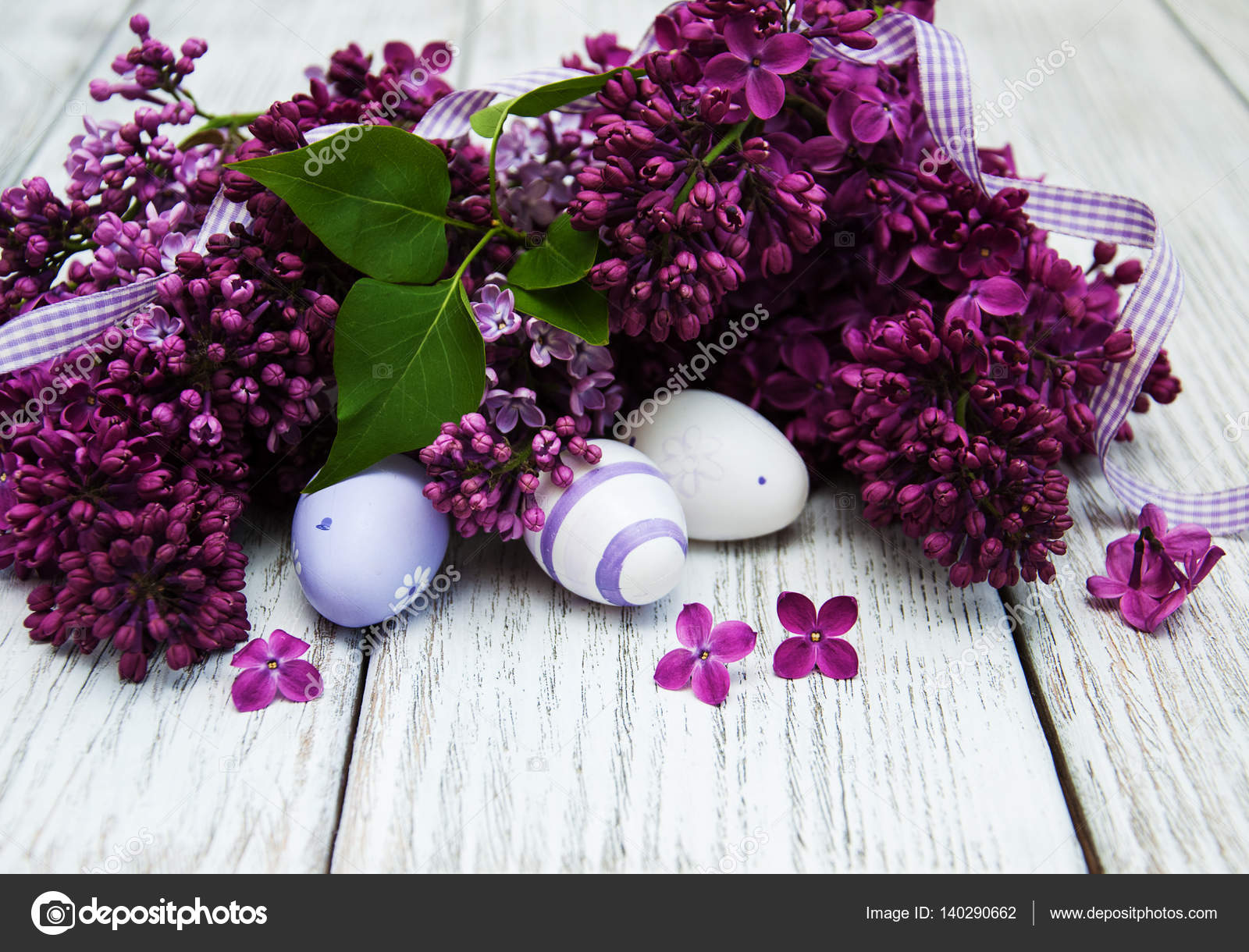 easter eggs and fresh lilac flowers — Stock Photo © Almaje #140290662