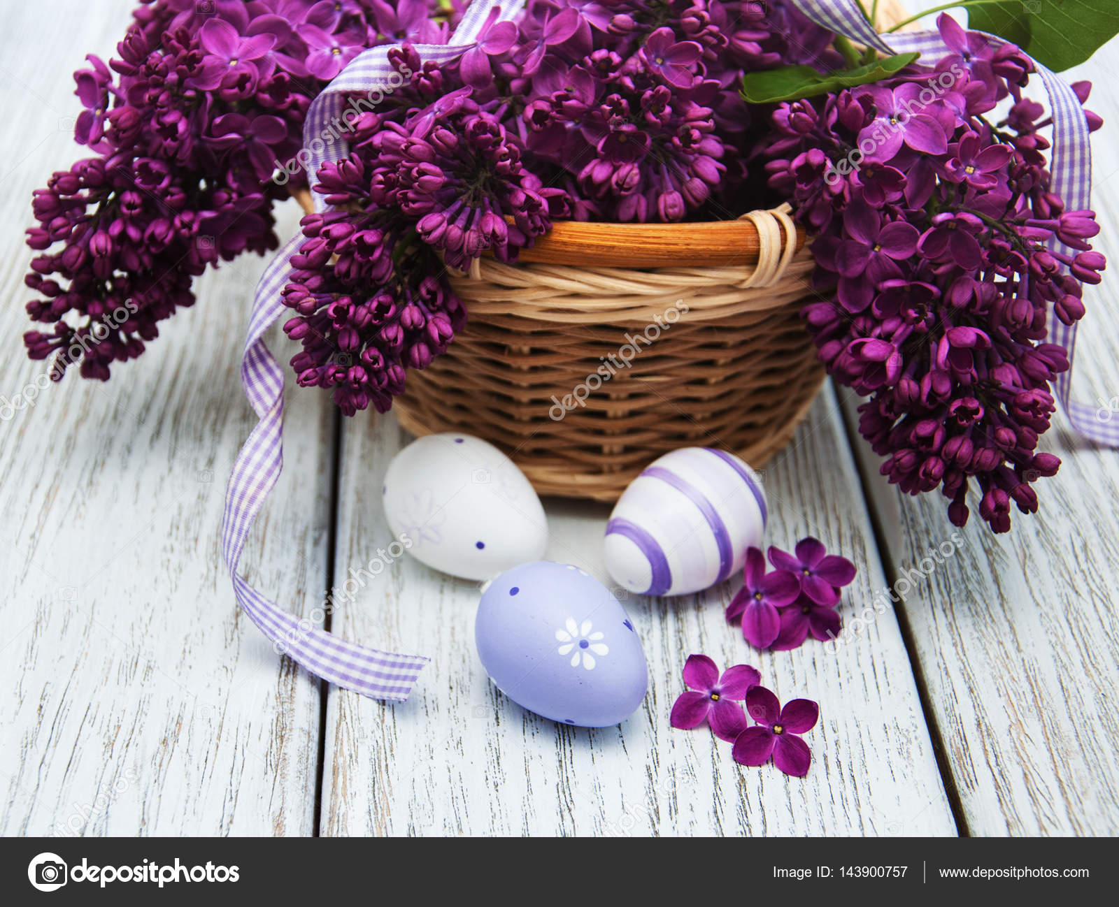 easter eggs and fresh lilac flowers — Stock Photo © Almaje #143900757