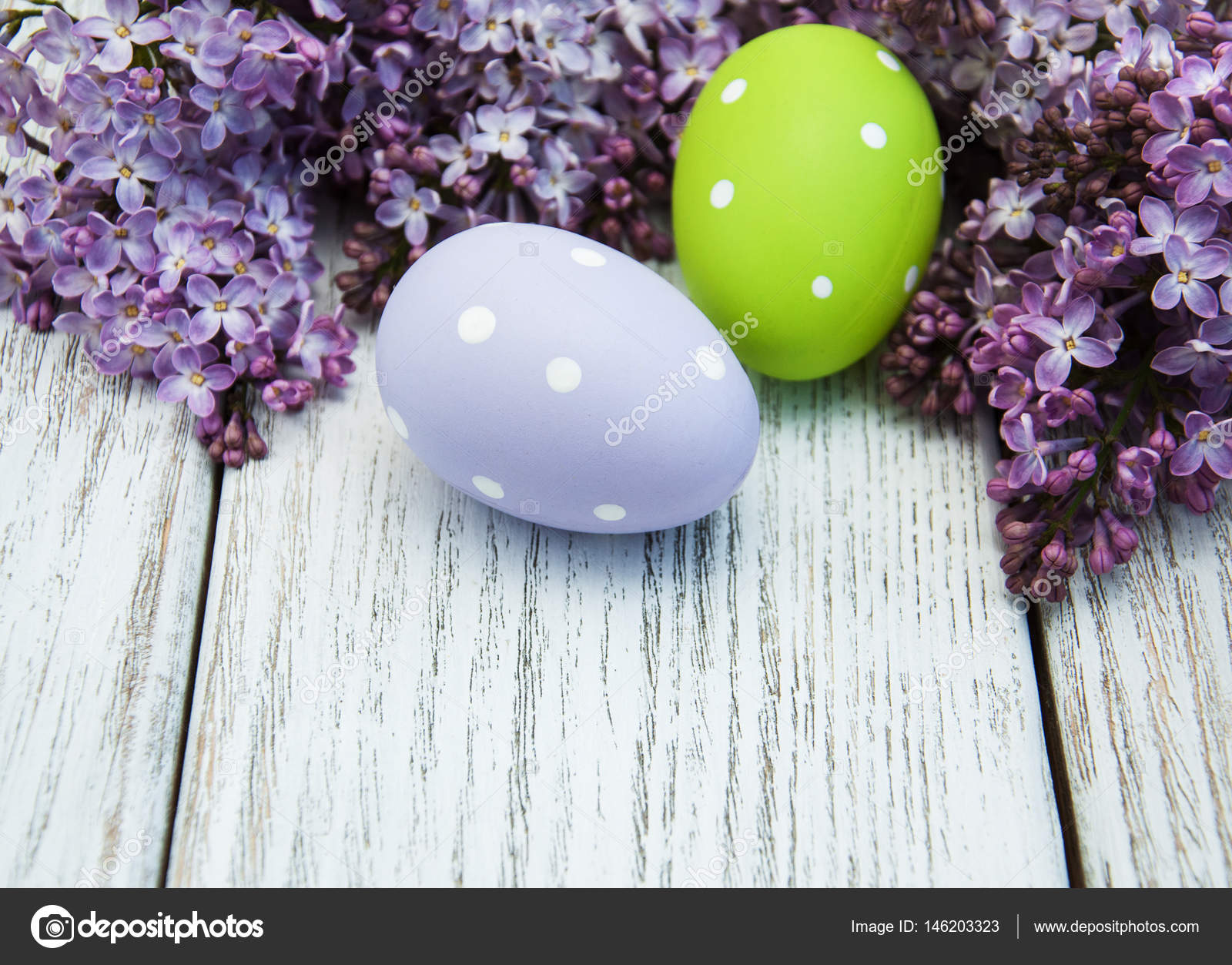 easter eggs and fresh lilac flowers — Stock Photo © Almaje #146203323