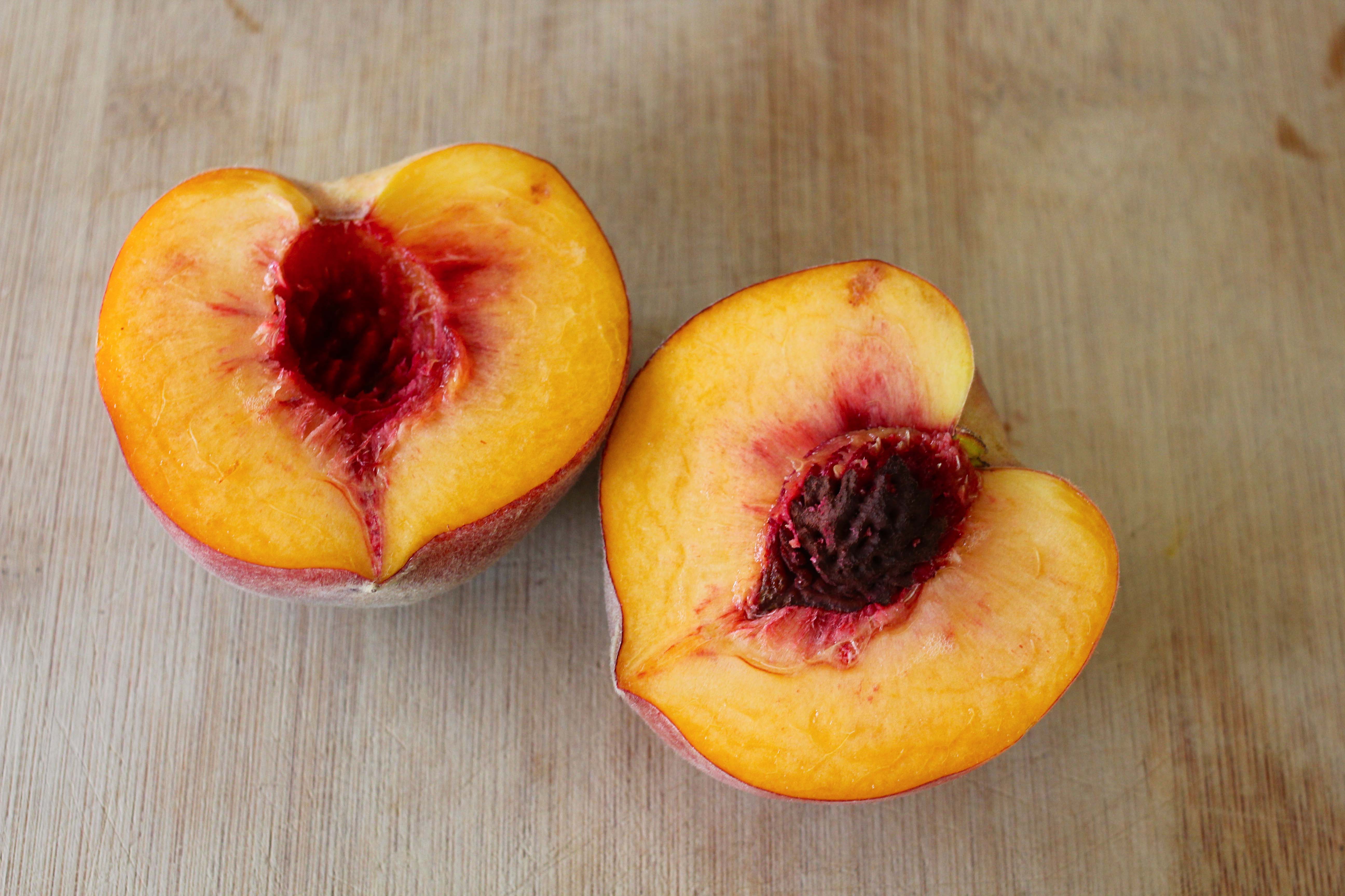 Персик форма женского органа. Нектарин фрукт. Персик внутри. Фрукт похожий на персик.