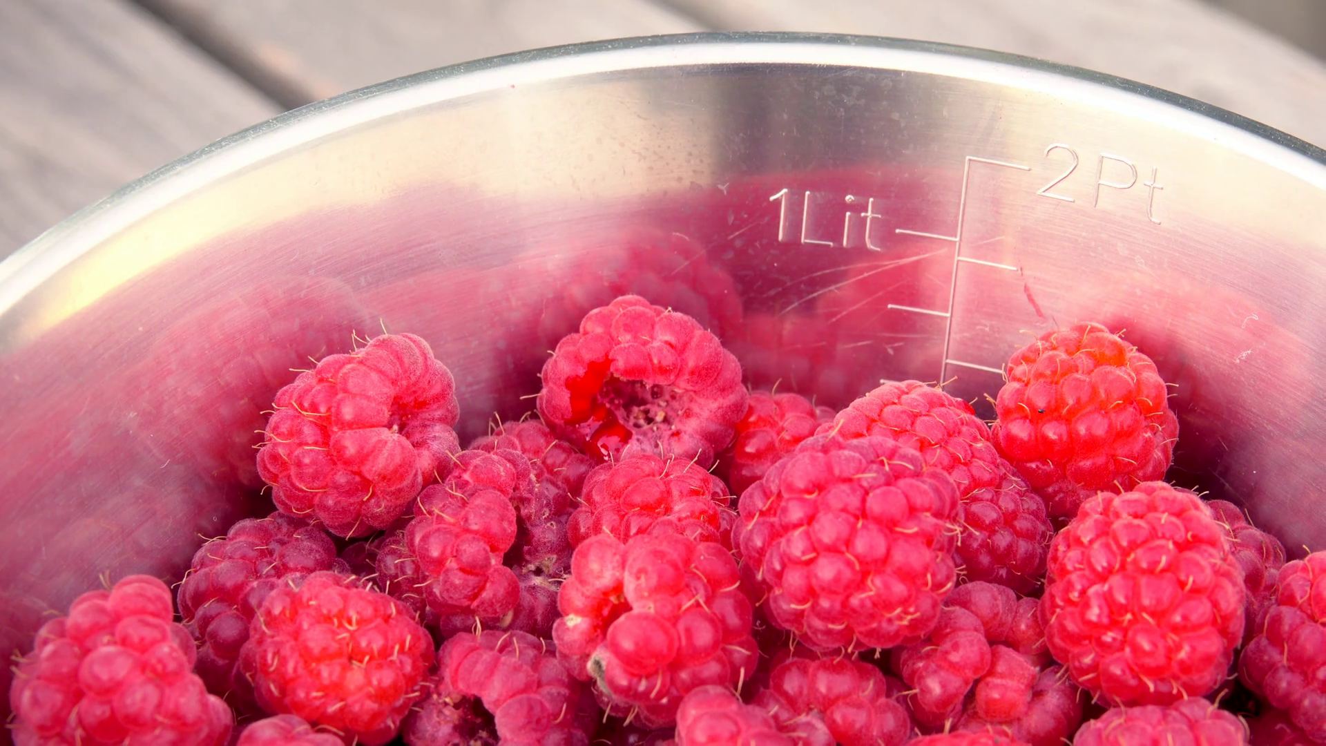 Raspberries in bowl. Top view of fresh harvest of berries in garden ...