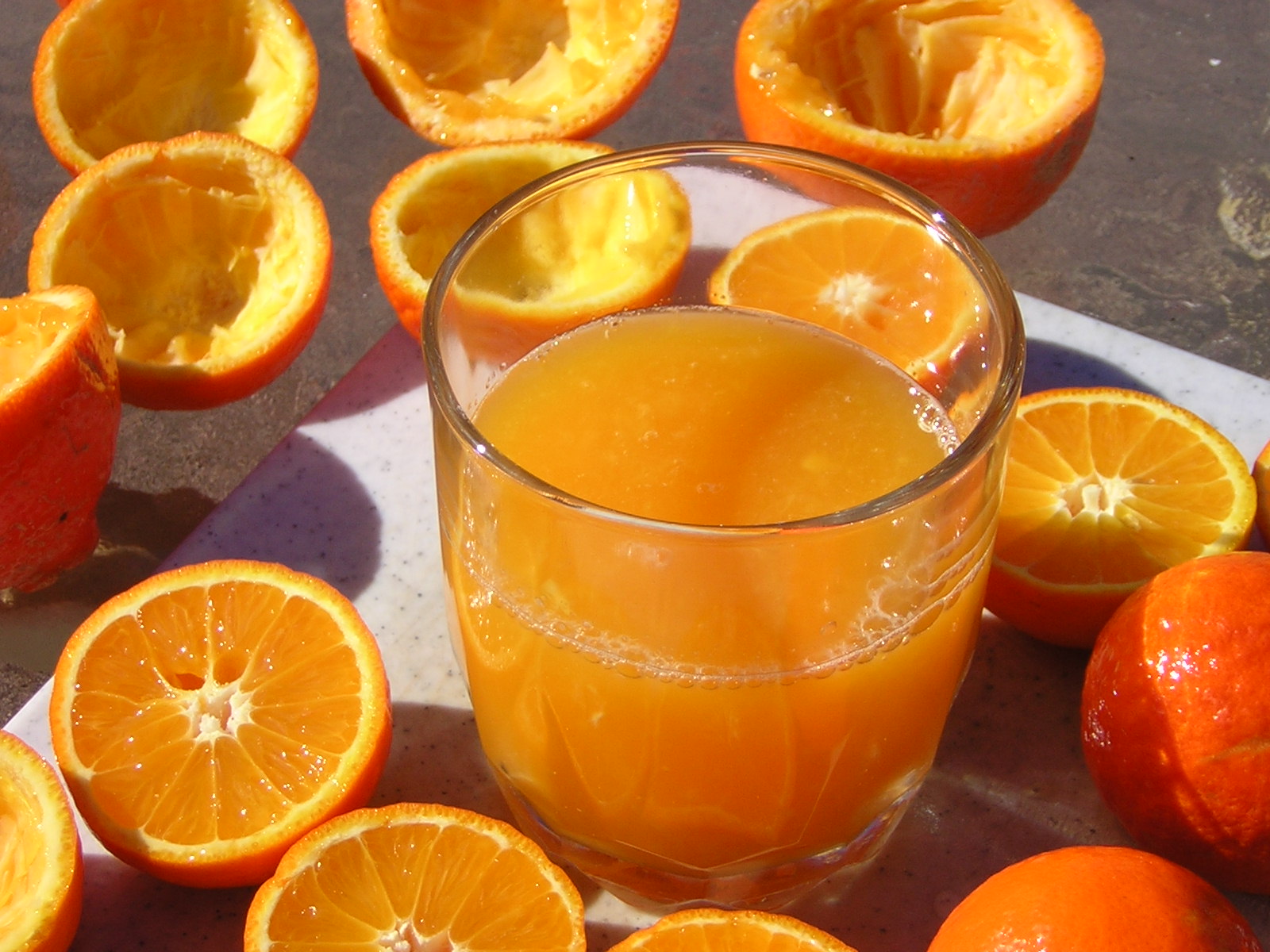 Можно есть апельсины вечером. Свежевыжатый апельсиновый сок. Апельсины для сока. Апельсин фото. Апельсины при гастрите.