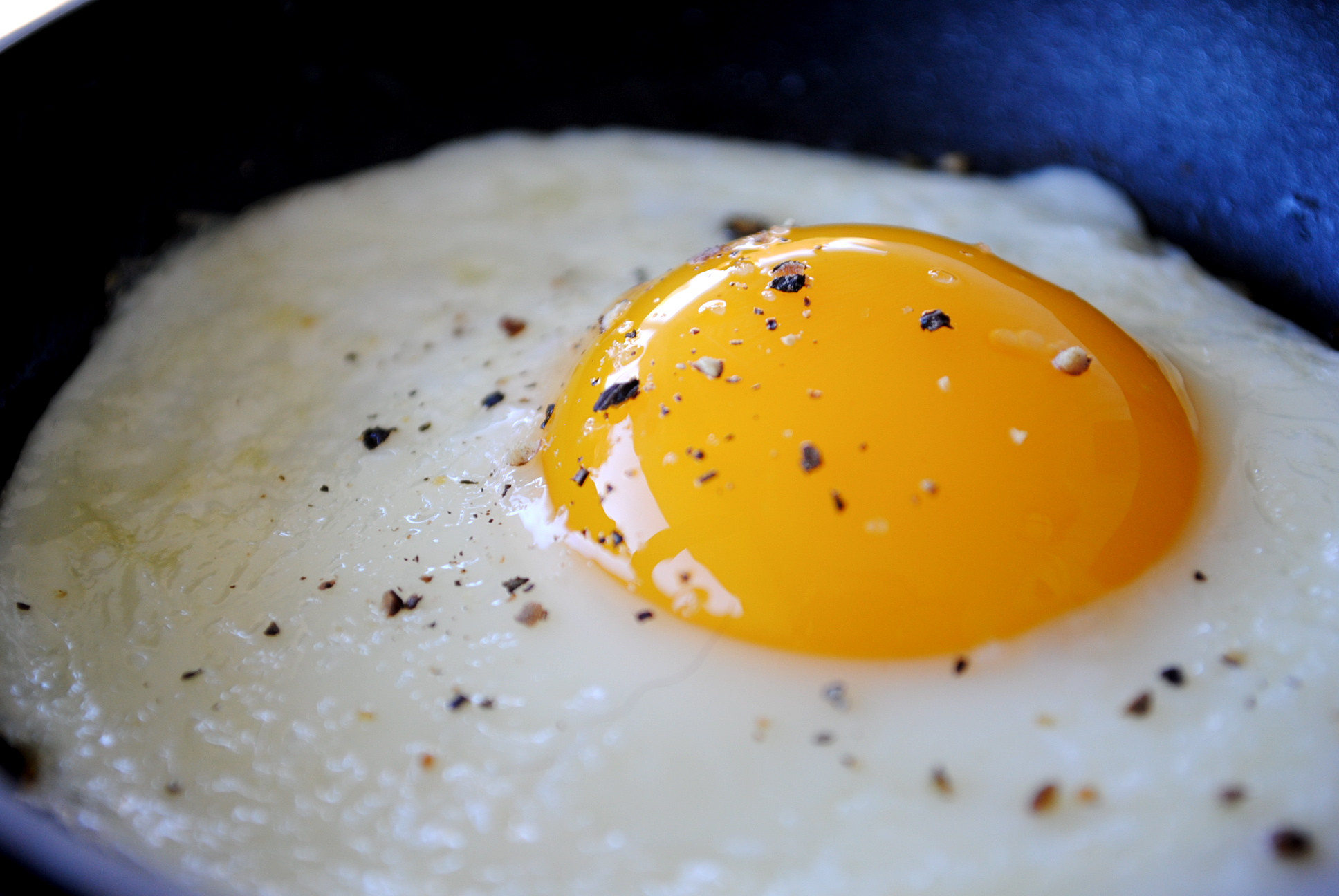 frying - How do I make prettier fried eggs? - Seasoned Advice