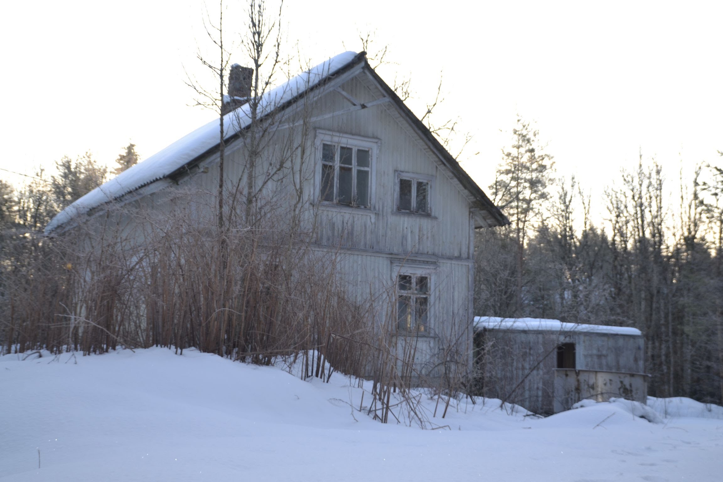 Abandoned House Frozen In The Forest Still Mutch Things Inside ...