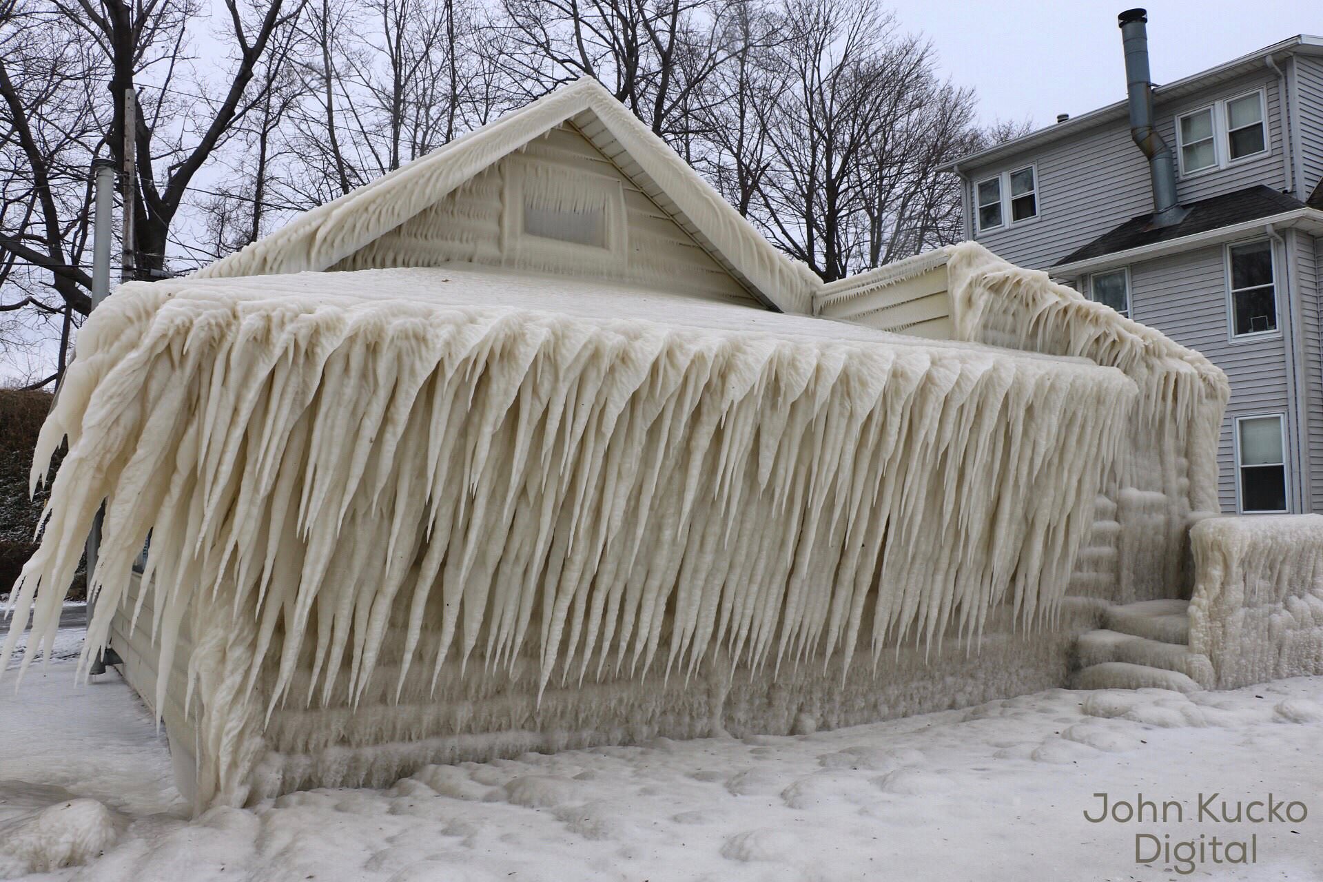 A frozen house : interestingasfuck