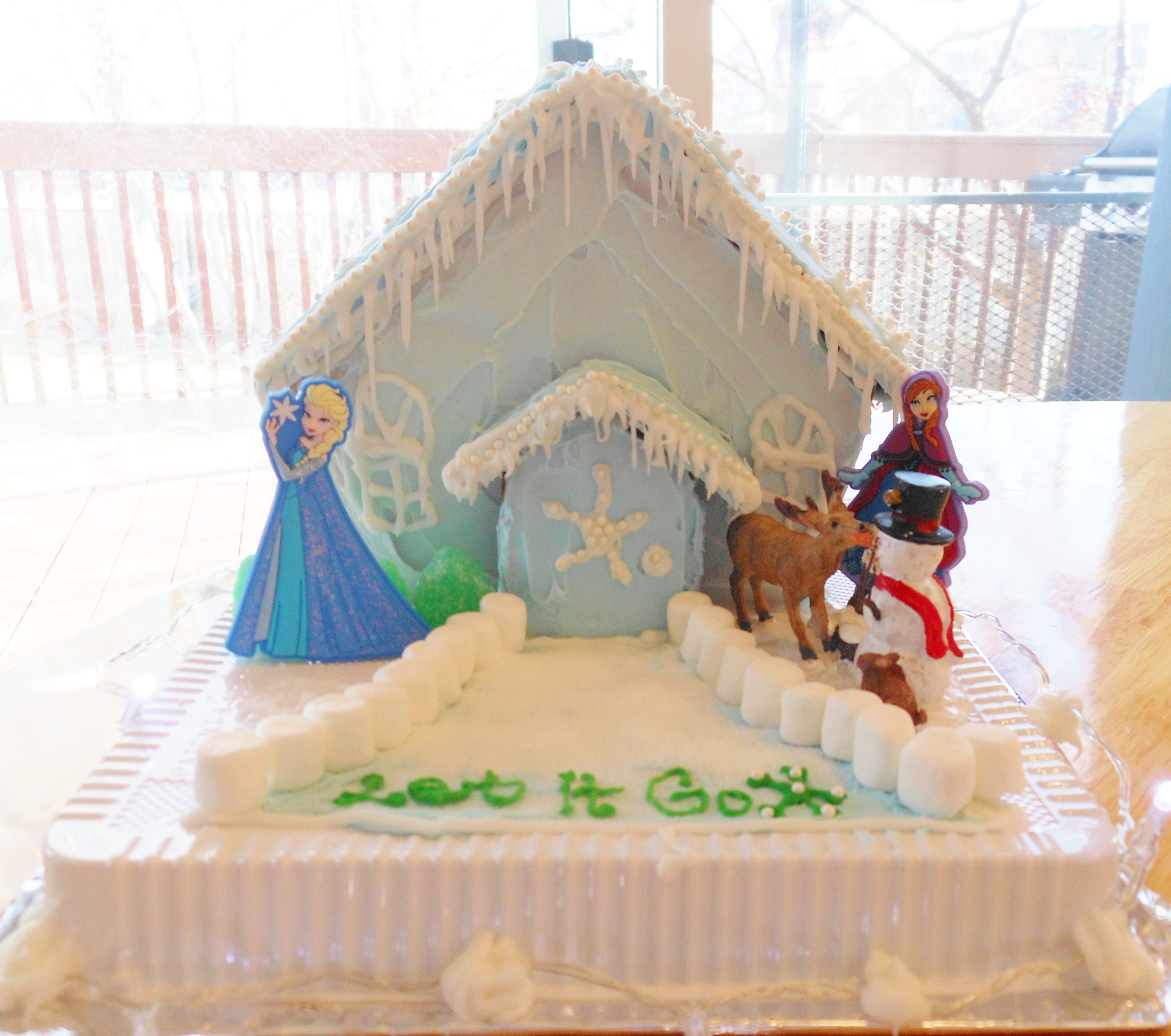 Frozen Gingerbread House | Elly and Caroline's Magical Moments