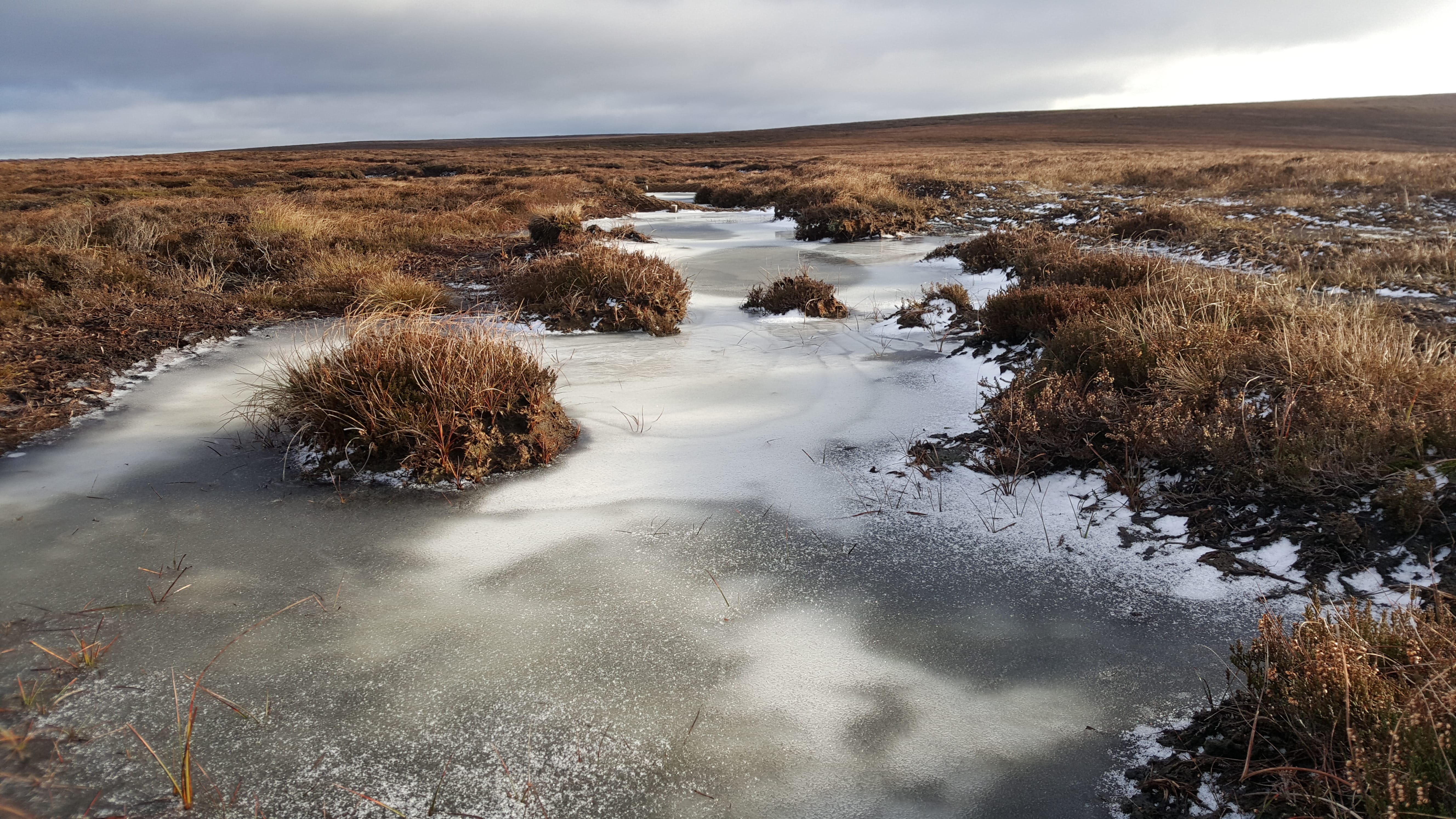 Frozen pond, Howden Edge – e-OUTDOOR
