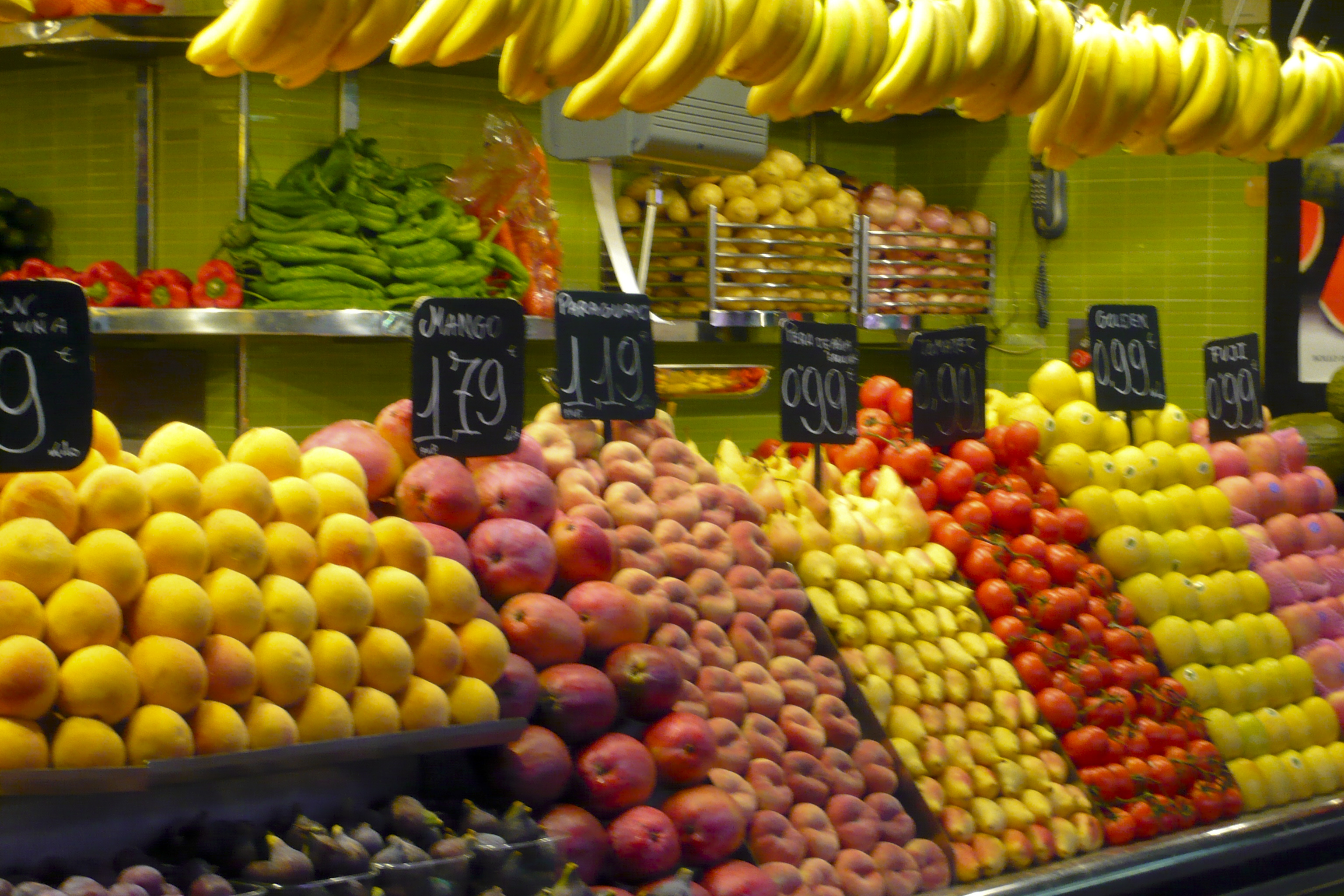 File:Fruit stall at Barcelona market (2929344665).jpg - Wikimedia ...