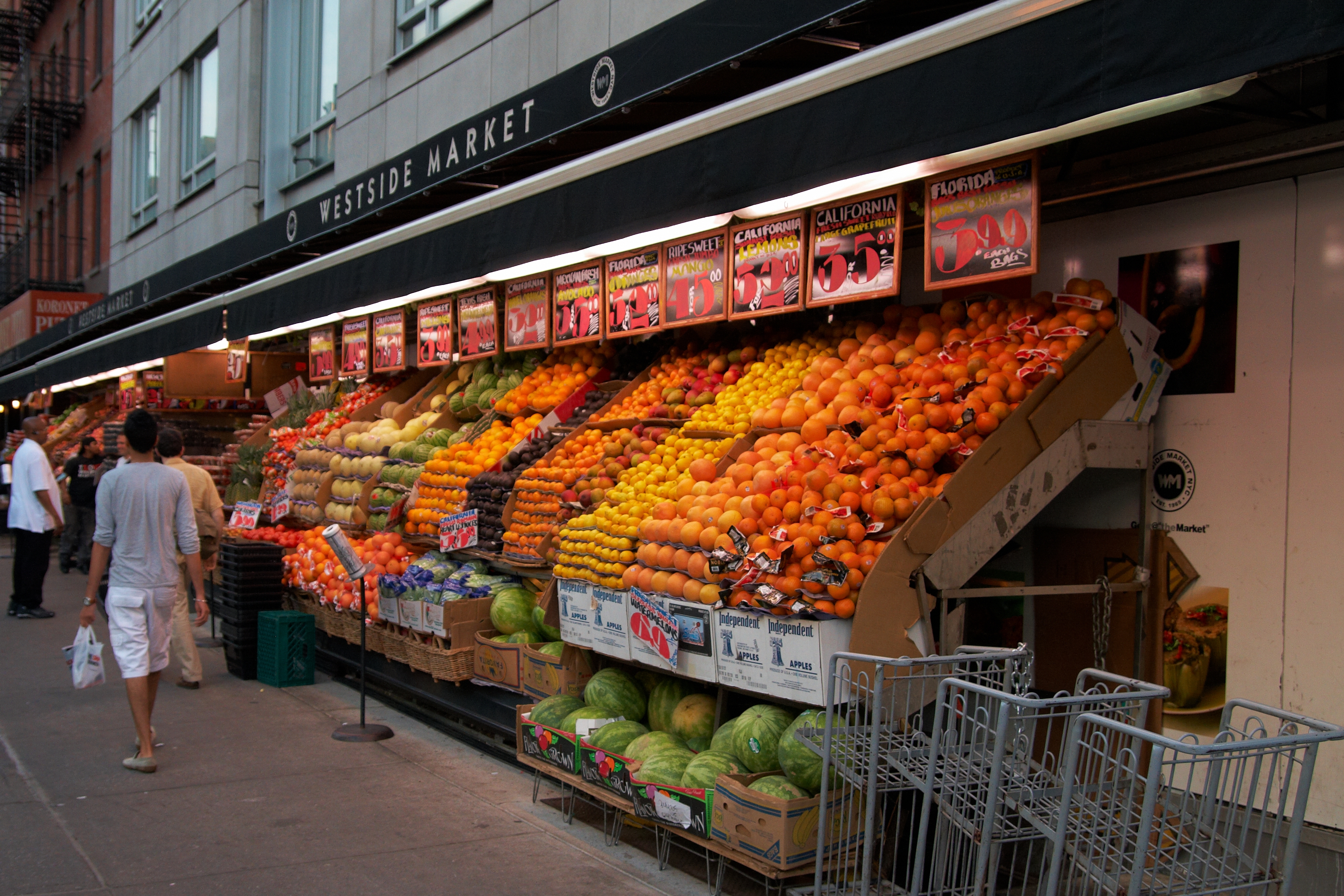 File:Westside Market fruit stand, Broadway and W 110th St, Manhattan ...