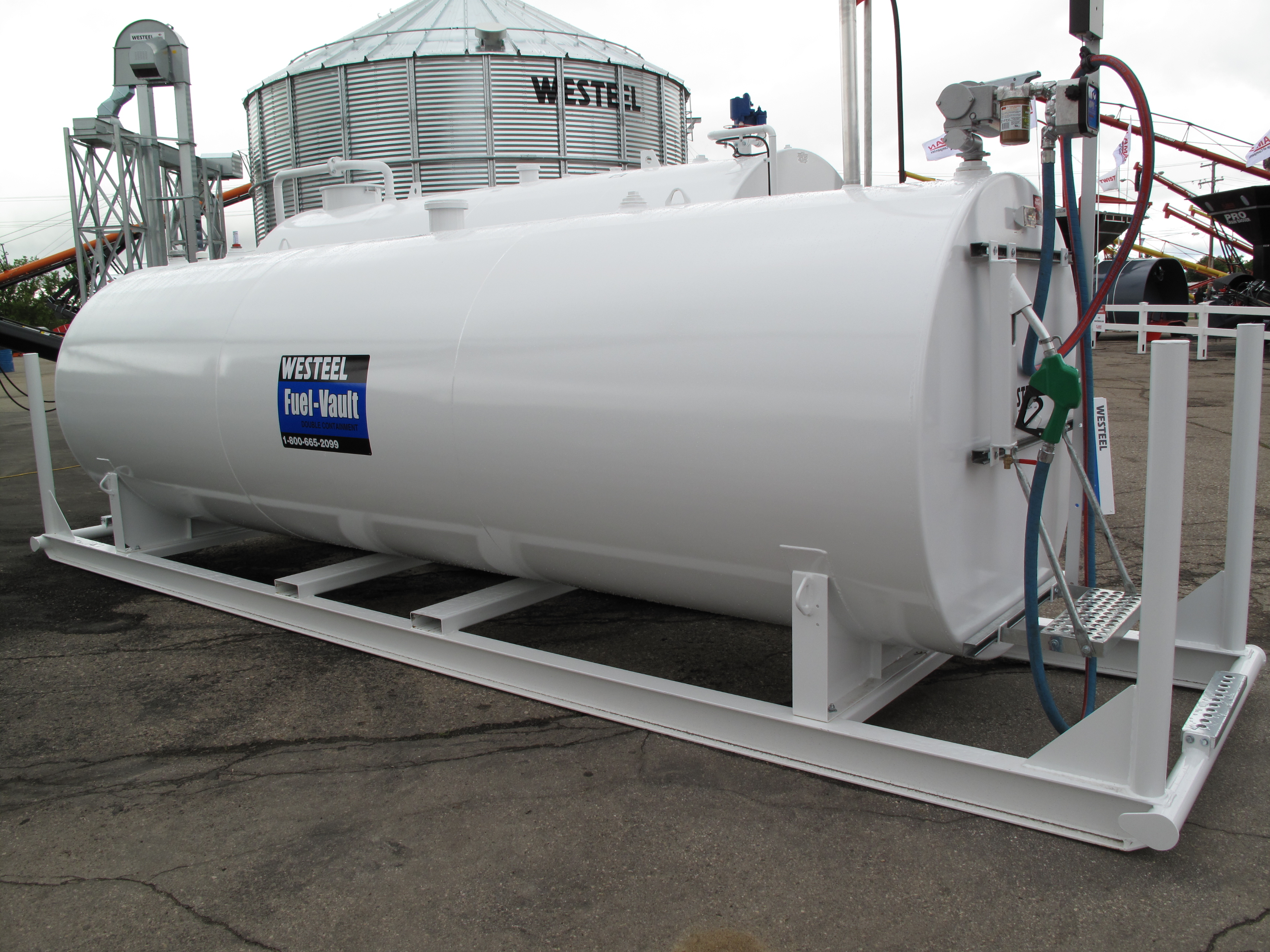 File:Westeel 11,000 L Fuel Tank.jpg - Wikimedia Commons