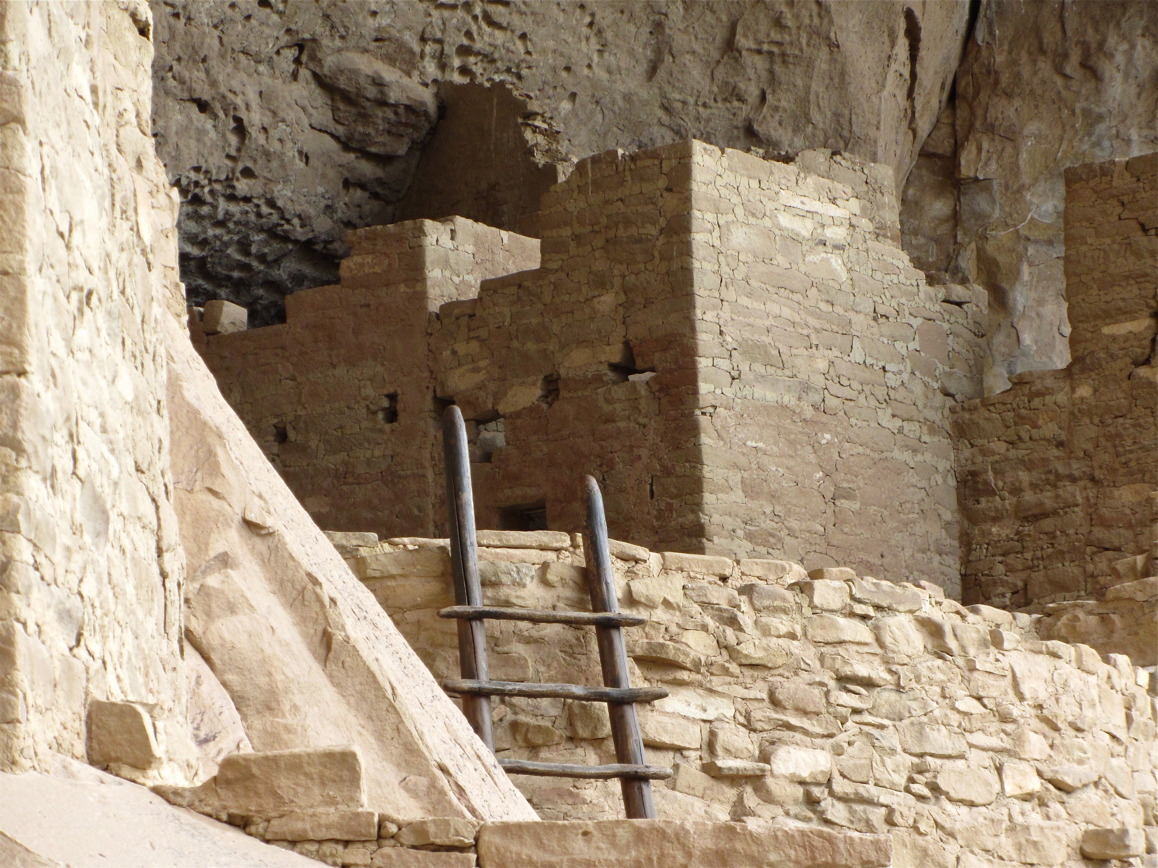 File:Kiva Entrance with Ladder.jpg - Wikimedia Commons