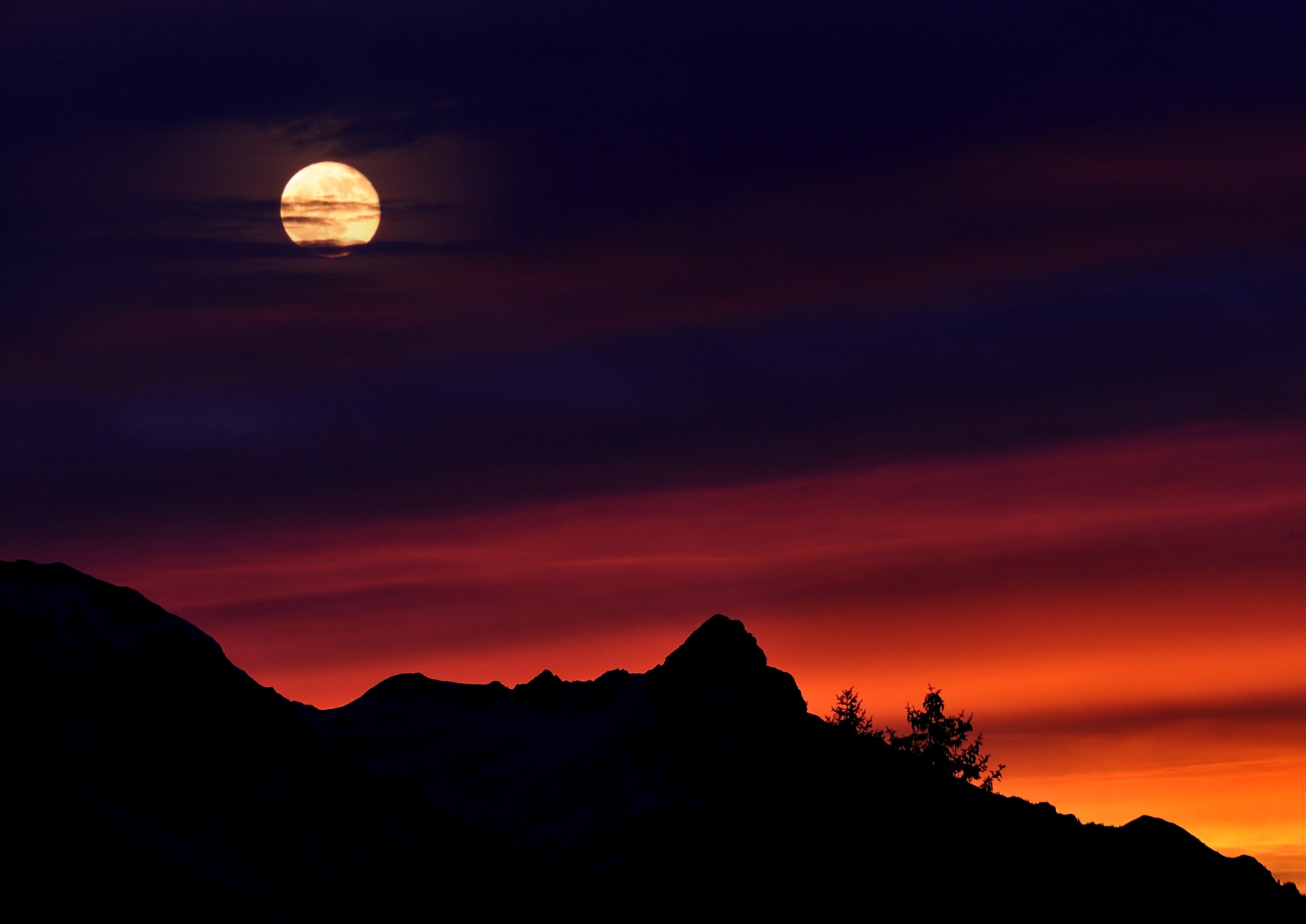 Восход луны в марте 2024. Луна на закате. Горы на Луне. Луна над горами. Закат ночь.