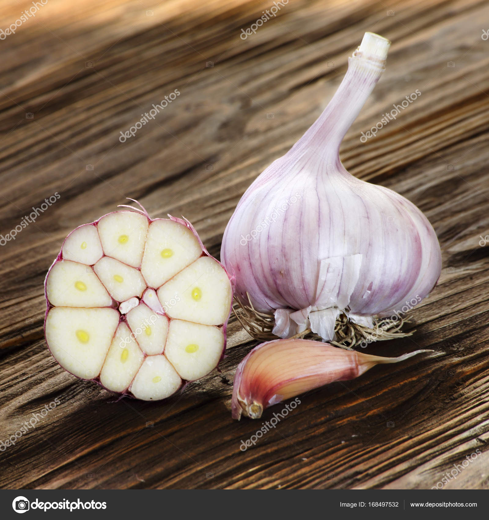 garlic closeup on wooden kitchen table — Stock Photo © Ferumov ...
