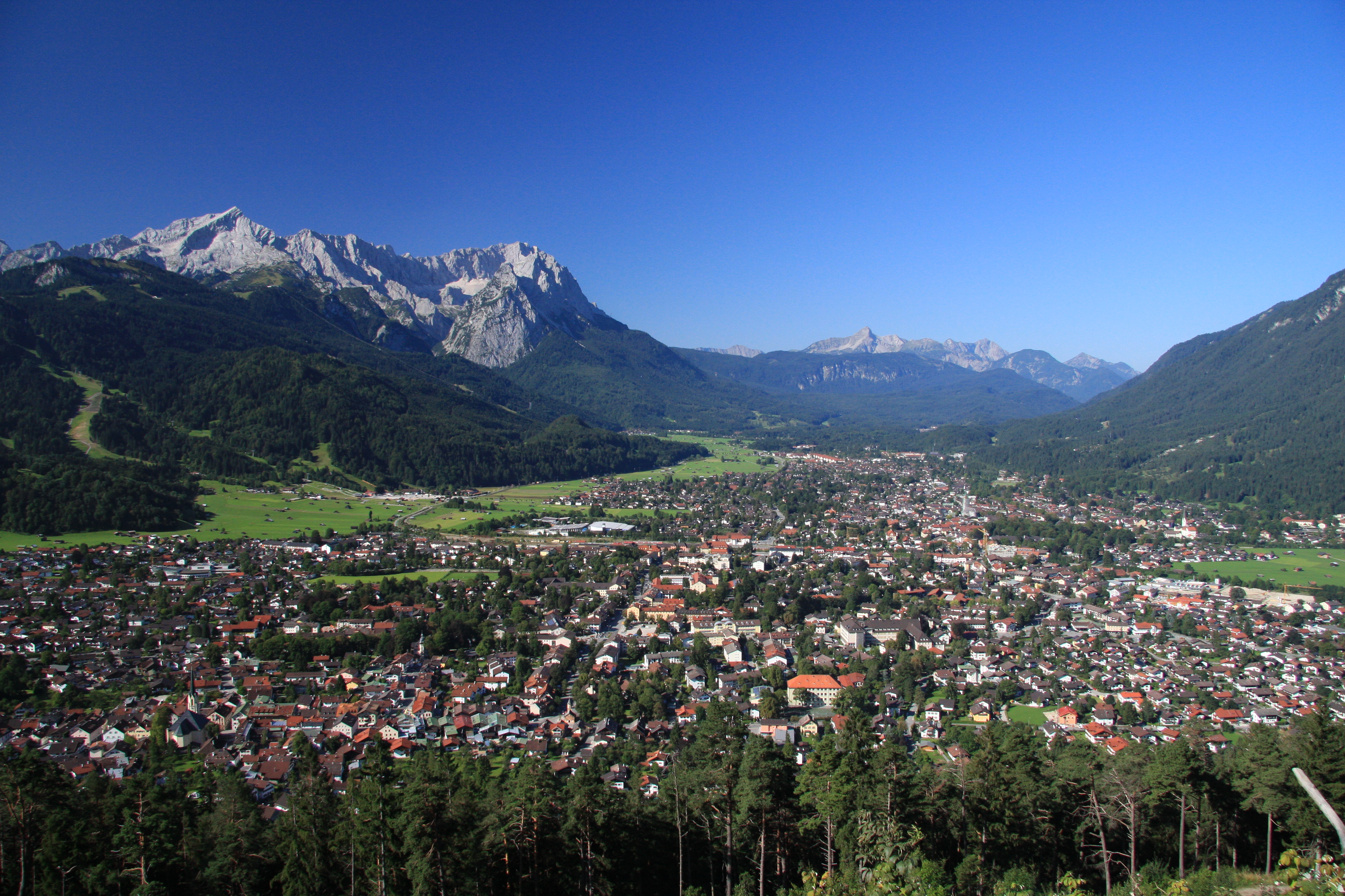 File:Garmisch-Partenkirchen.JPG - Wikimedia Commons