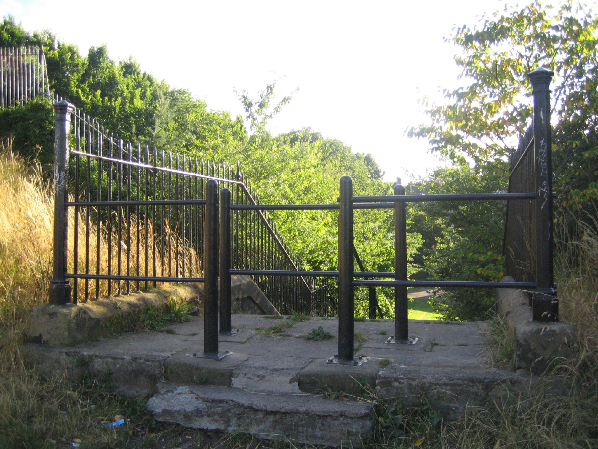 File:Dumbiedykes Gate to nowhere (31173299).jpg - Wikimedia Commons