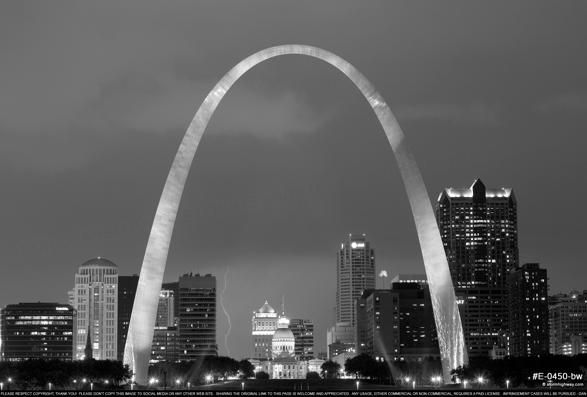 Lightning behind the St. Louis Gateway Arch, black and white ...