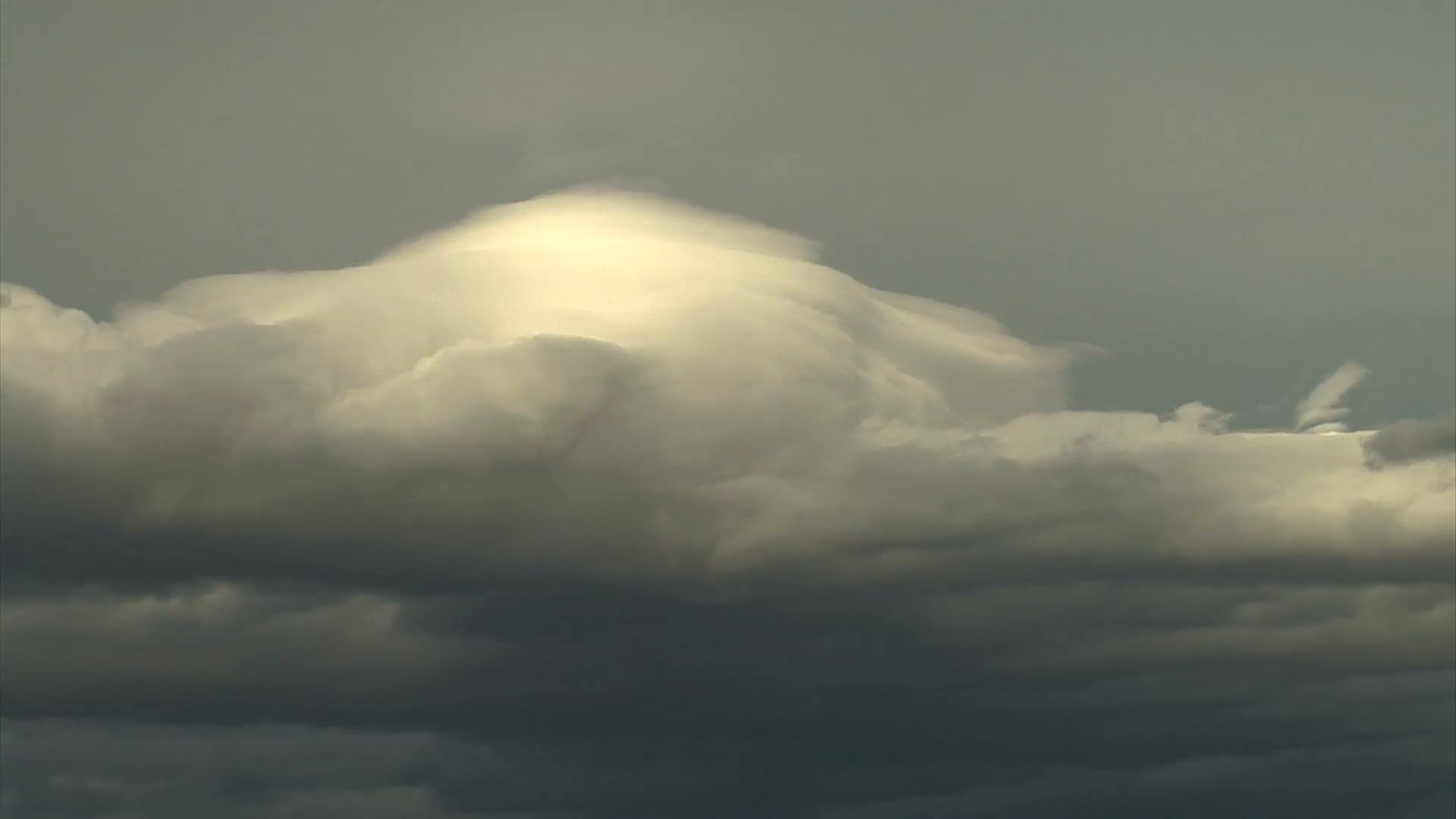 A veil, or pileus, cloud sits atop a ban of stratocumulus ...