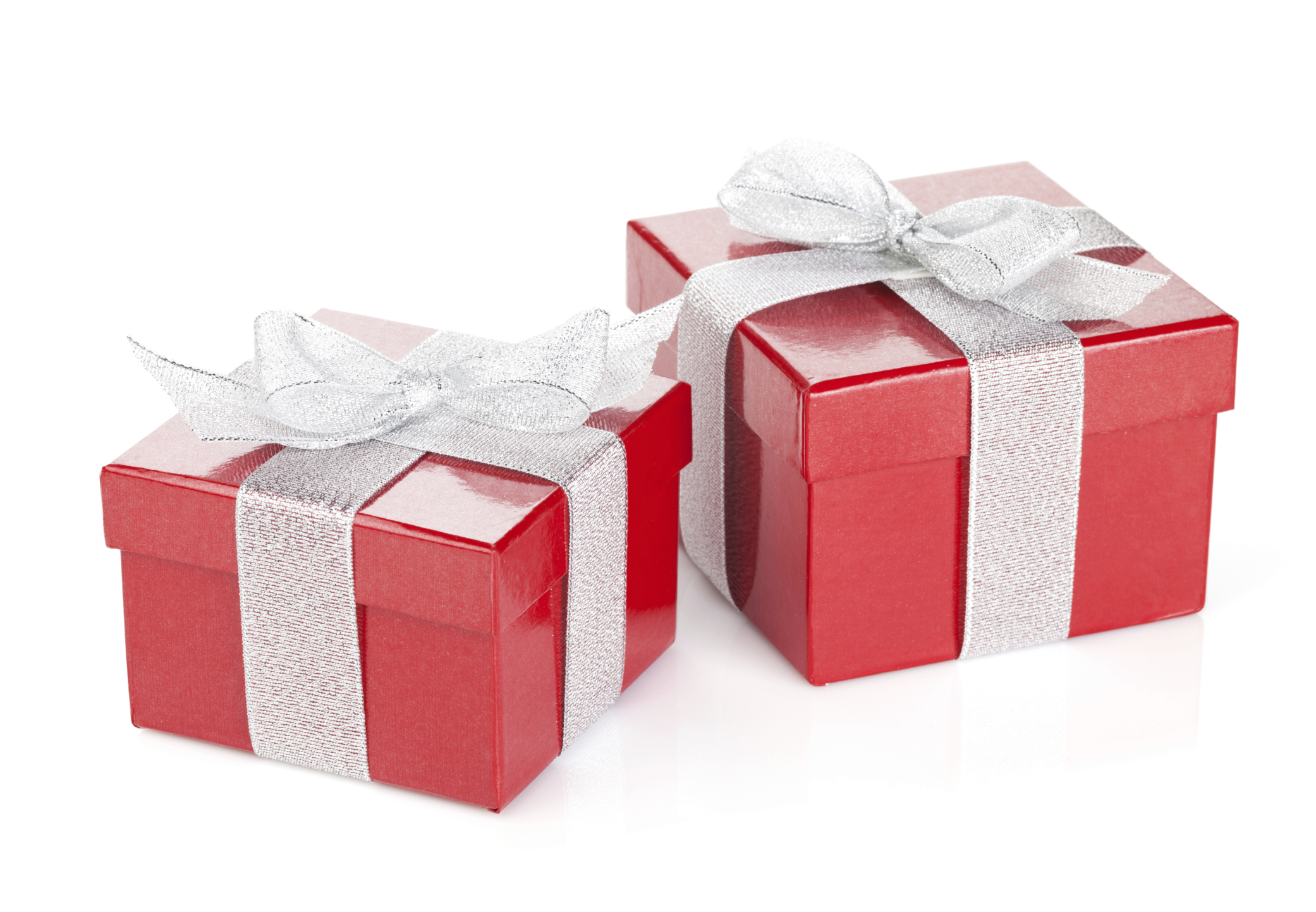 Сюрприз 2 5. Два подарка. Красно серебристый подарок. Две коробки с подарками. 2 Подарка картинка.