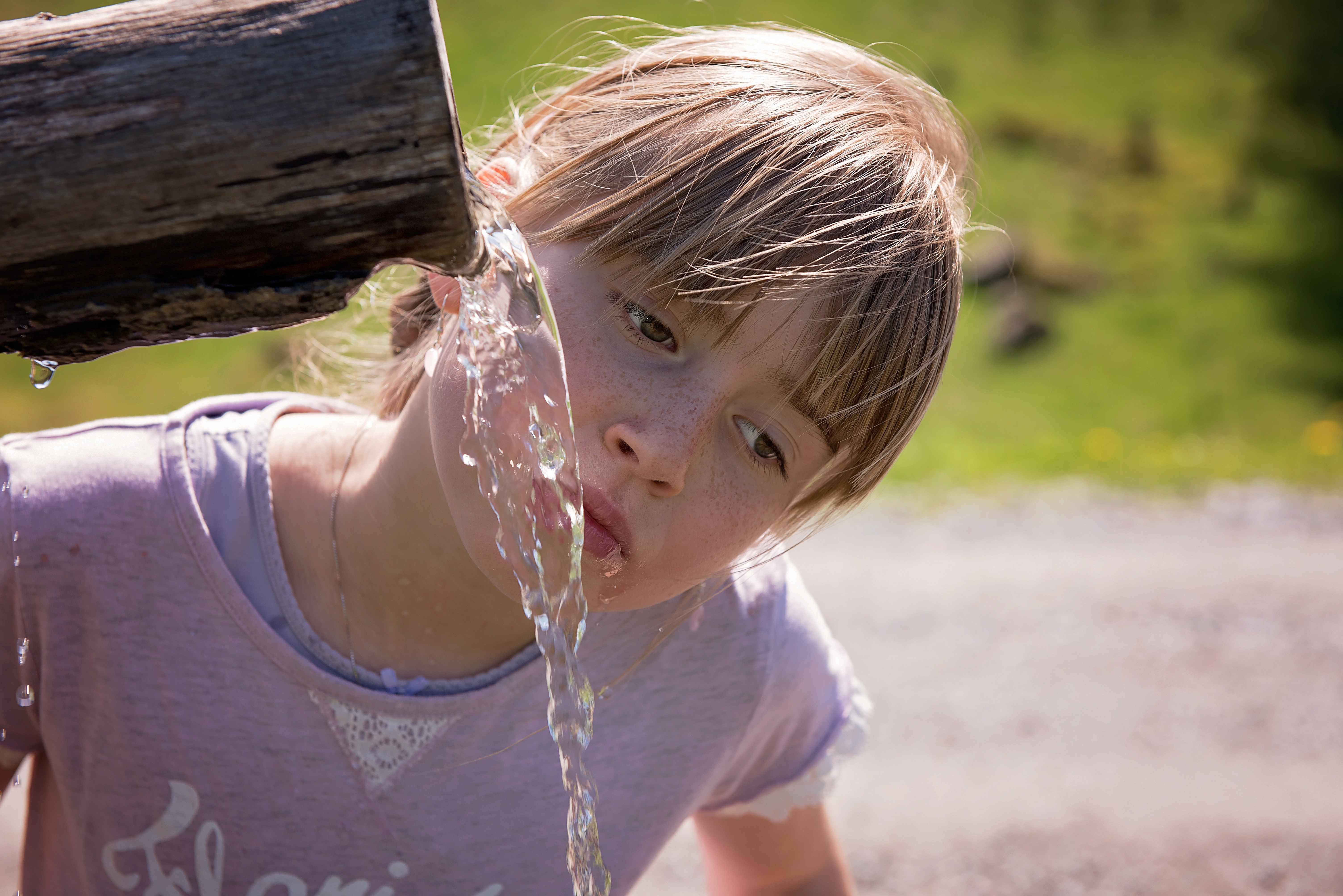 Пить мутную воду. Ребенок пьет воду. Мальчик пьёт воду из родника. Вода из родника ребенок.