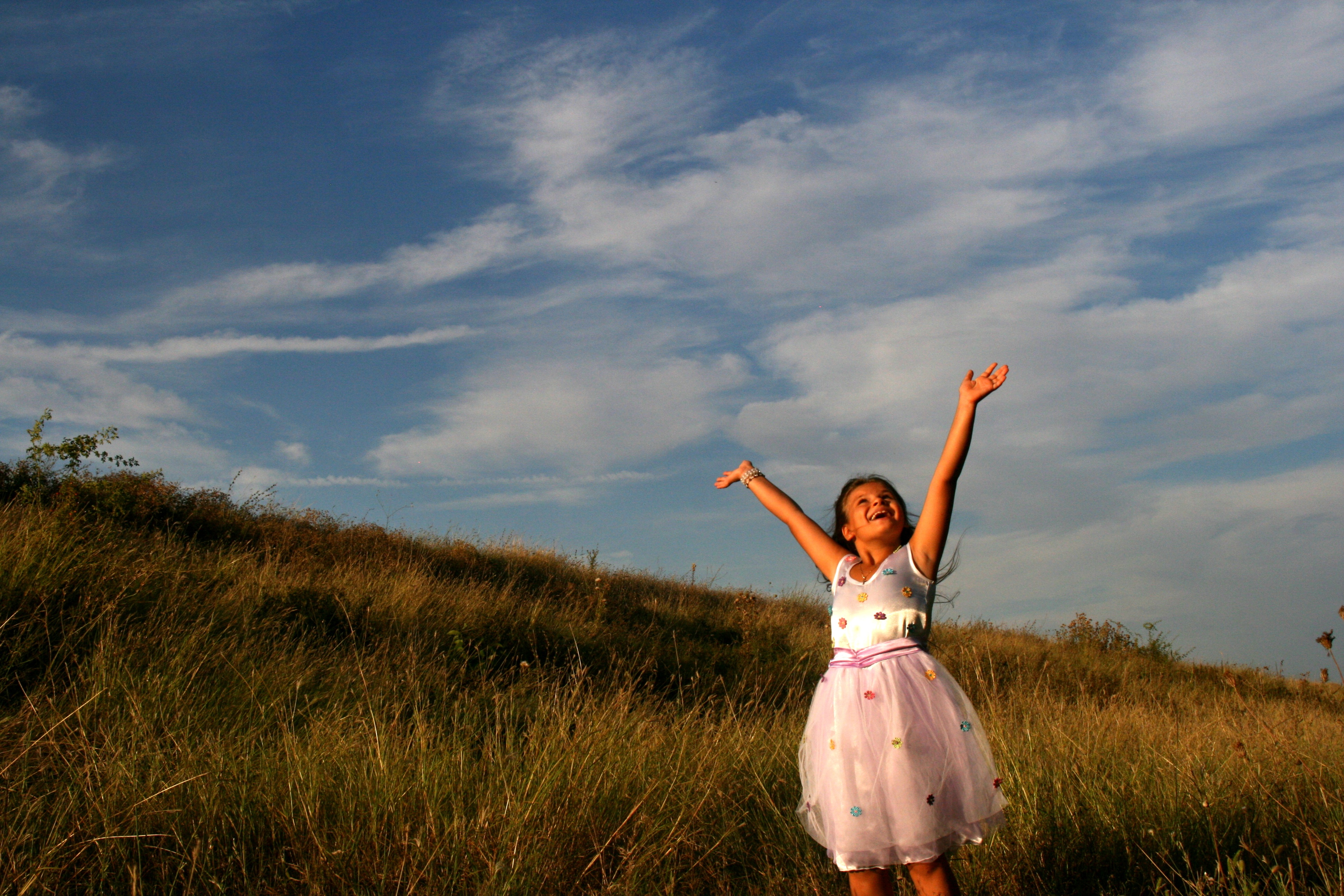 Слушать этот большой возьму. Девочка 8 лет на природе с поднятыми руками. Большое девочки небо одежды. Женщина СССР С поднятыми руками фото. Iris Scott девушка небо.