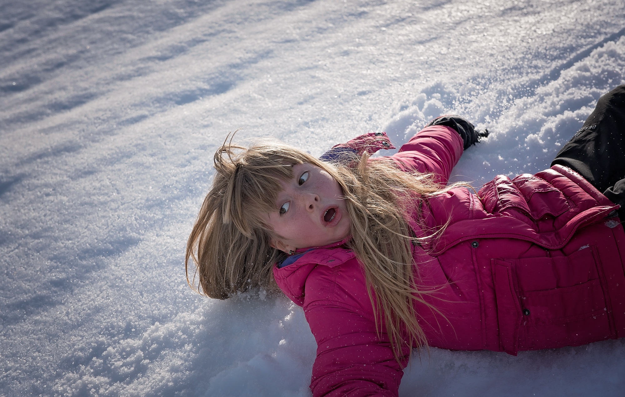Сидит сугробе. Девочка в сугробе. Девочка зимой. Человек в снегу. Валяться в снегу.