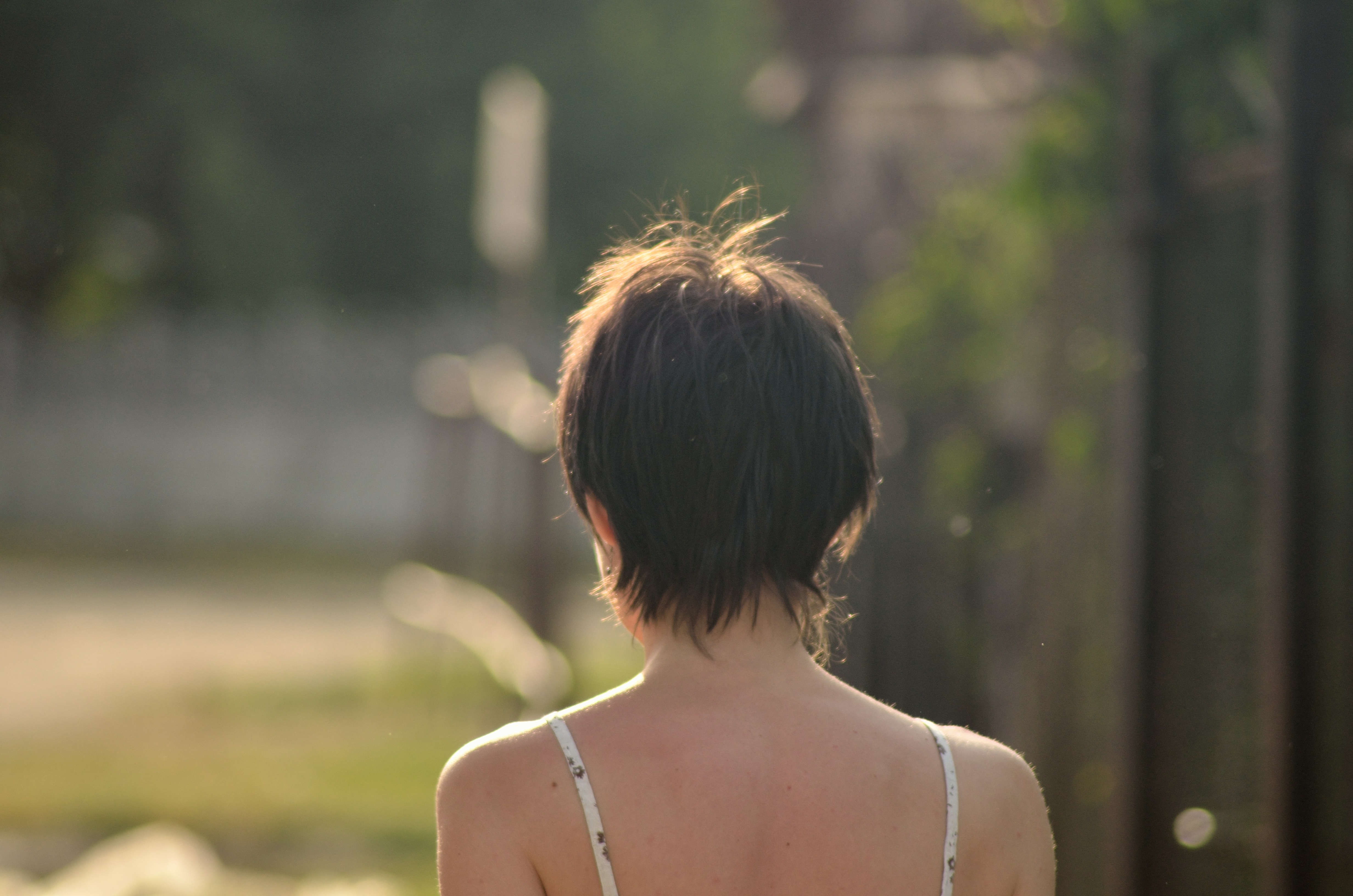 Short Haired Girl Seen from Behind | gimmeges