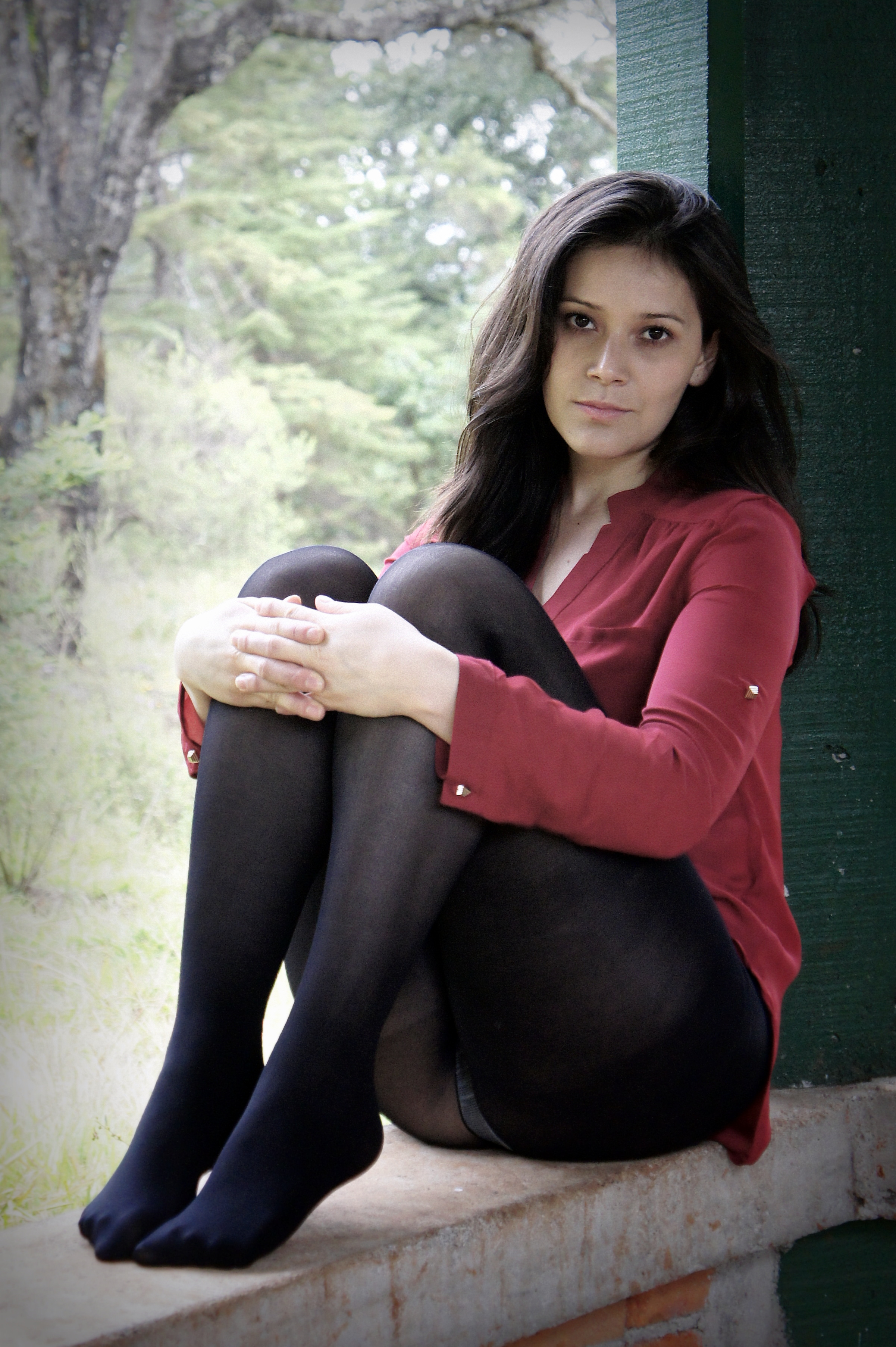 File:Girl in red shirt and black tights.jpg - Wikimedia Commons