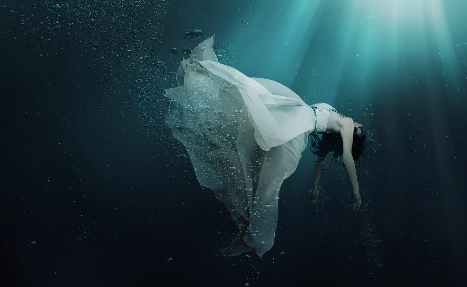 Girl Drowning In Water Widescreen HD Wallpaper - StylishHDWallpapers