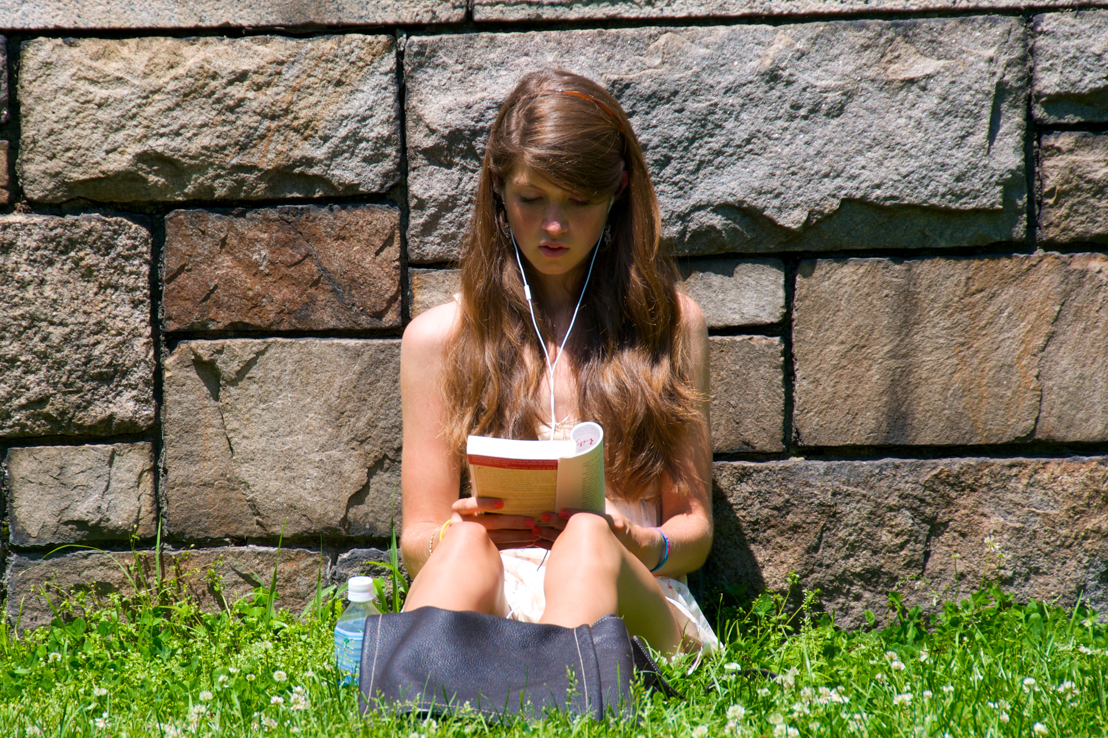 File:Cute girl reading outdoors.jpg - Wikimedia Commons