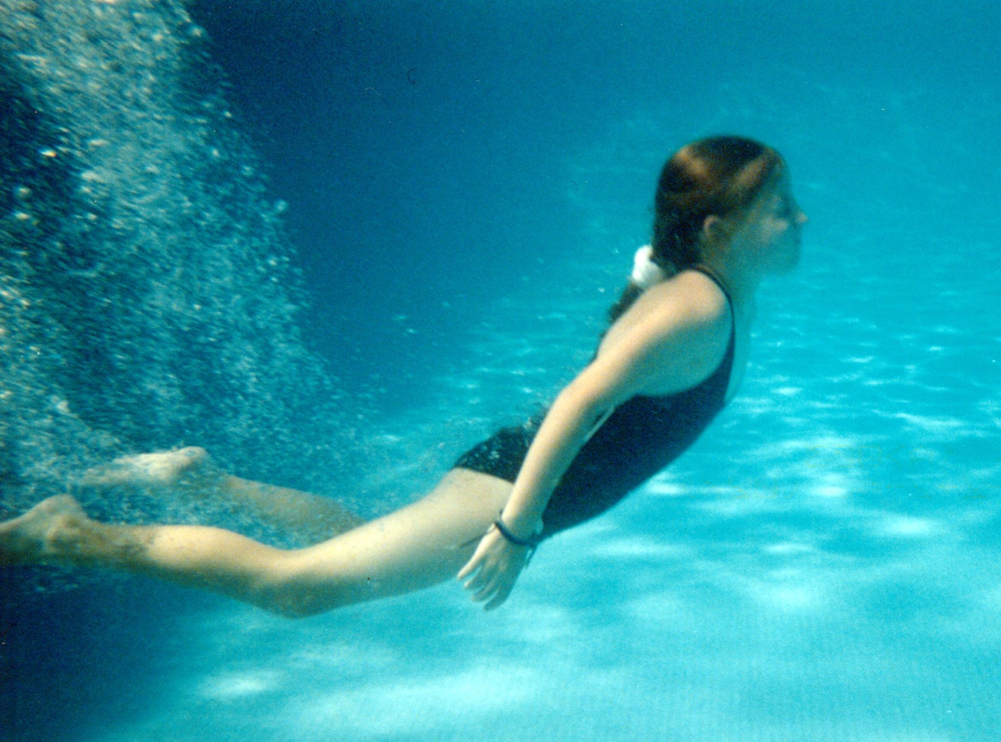 File:A girl in a swimming pool - underwater.jpg - Wikimedia Commons