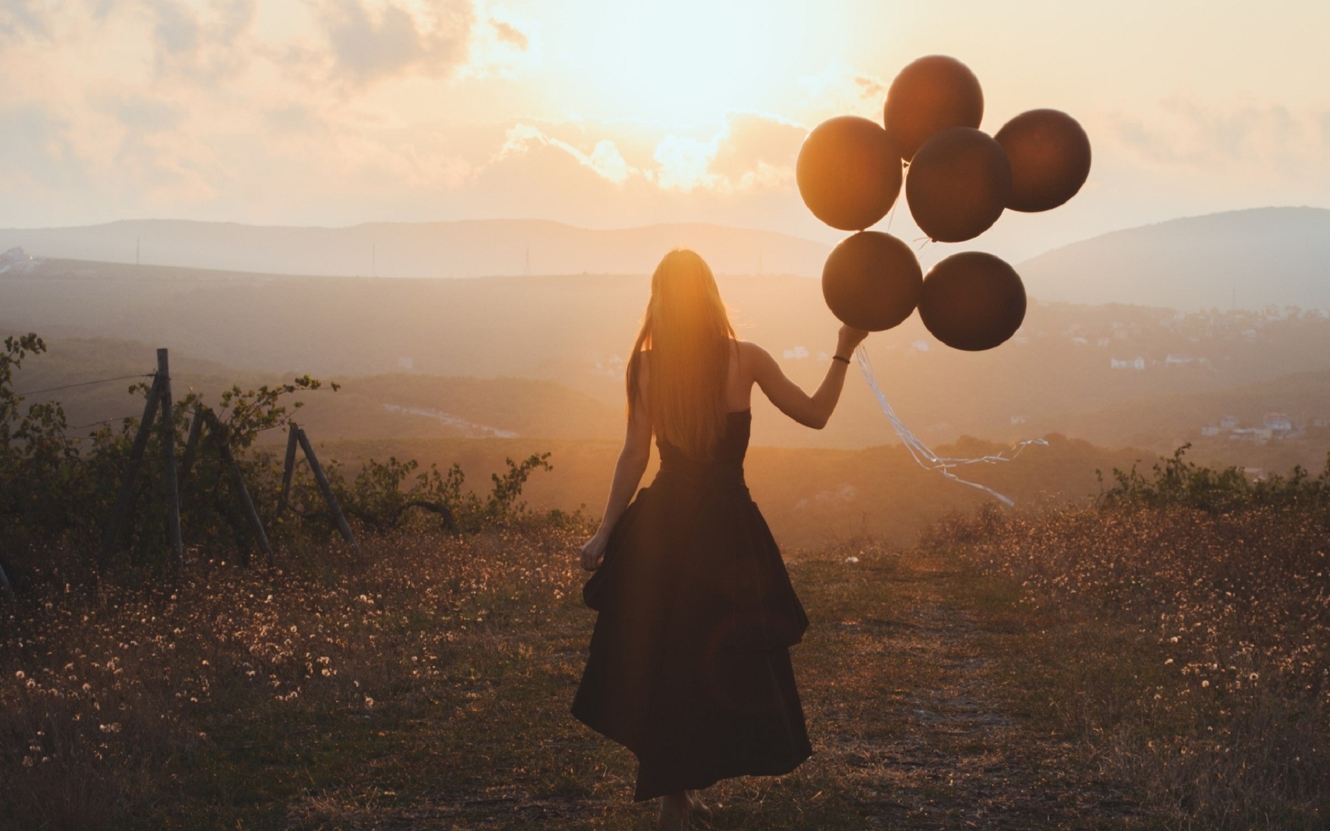 Alone girl with balloons lonely miss you | HD Wallpapers Rocks