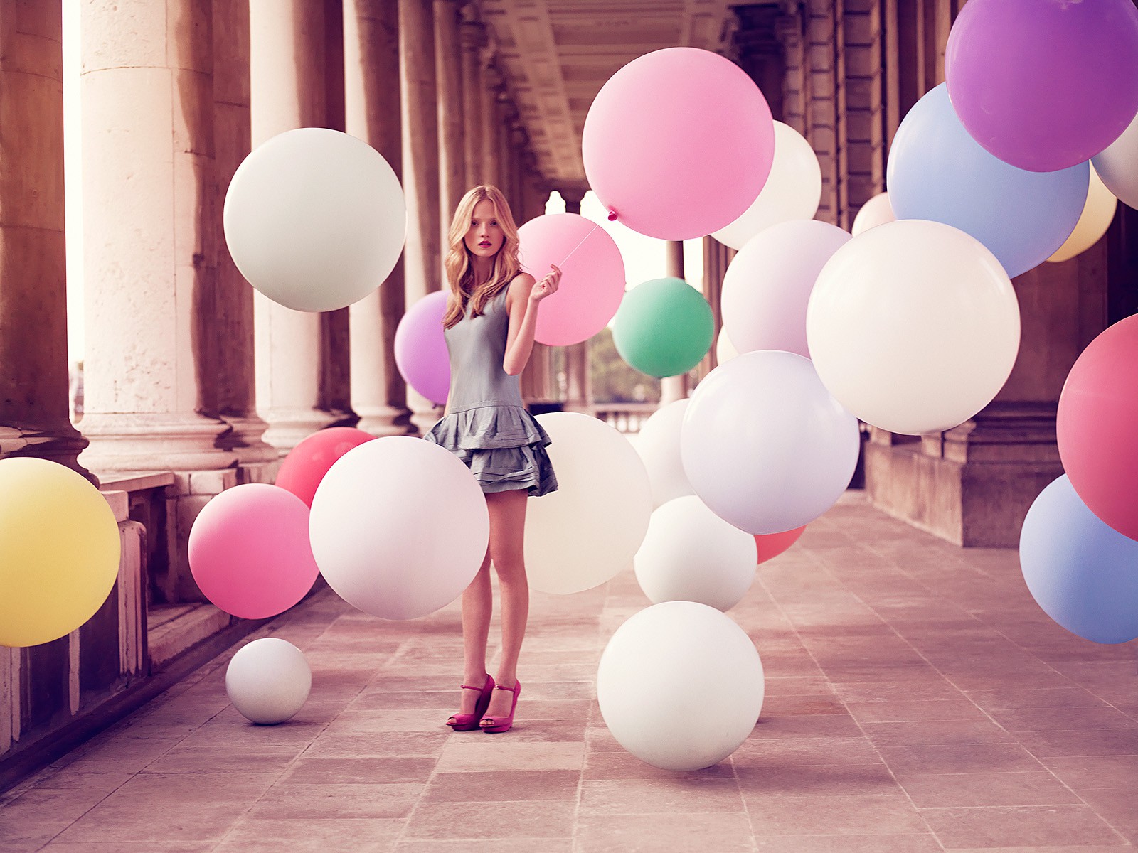 girl with balloons - Google Search | Senior pictures | Pinterest