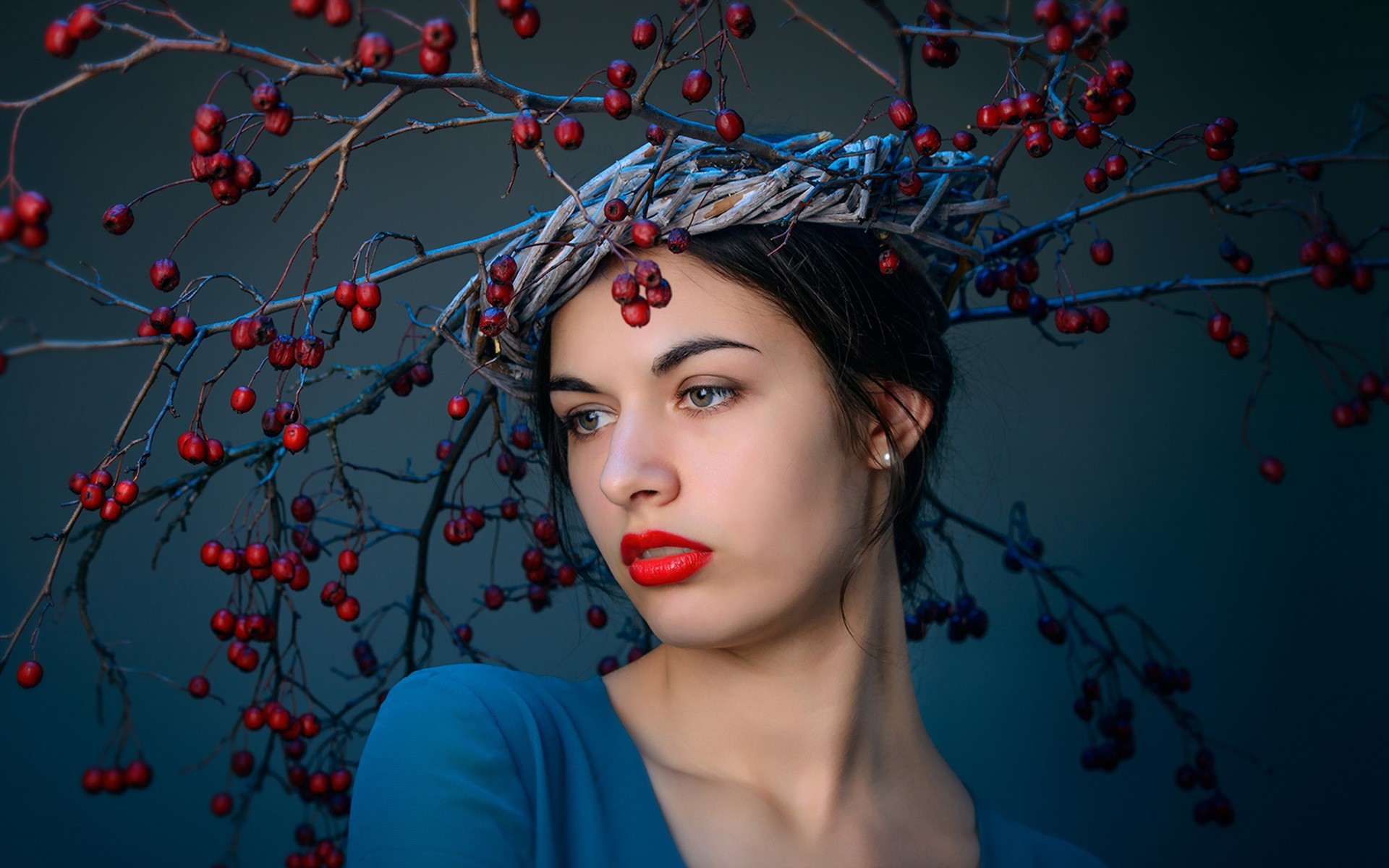 The hat of the branches with berries on the girl's head wallpapers ...