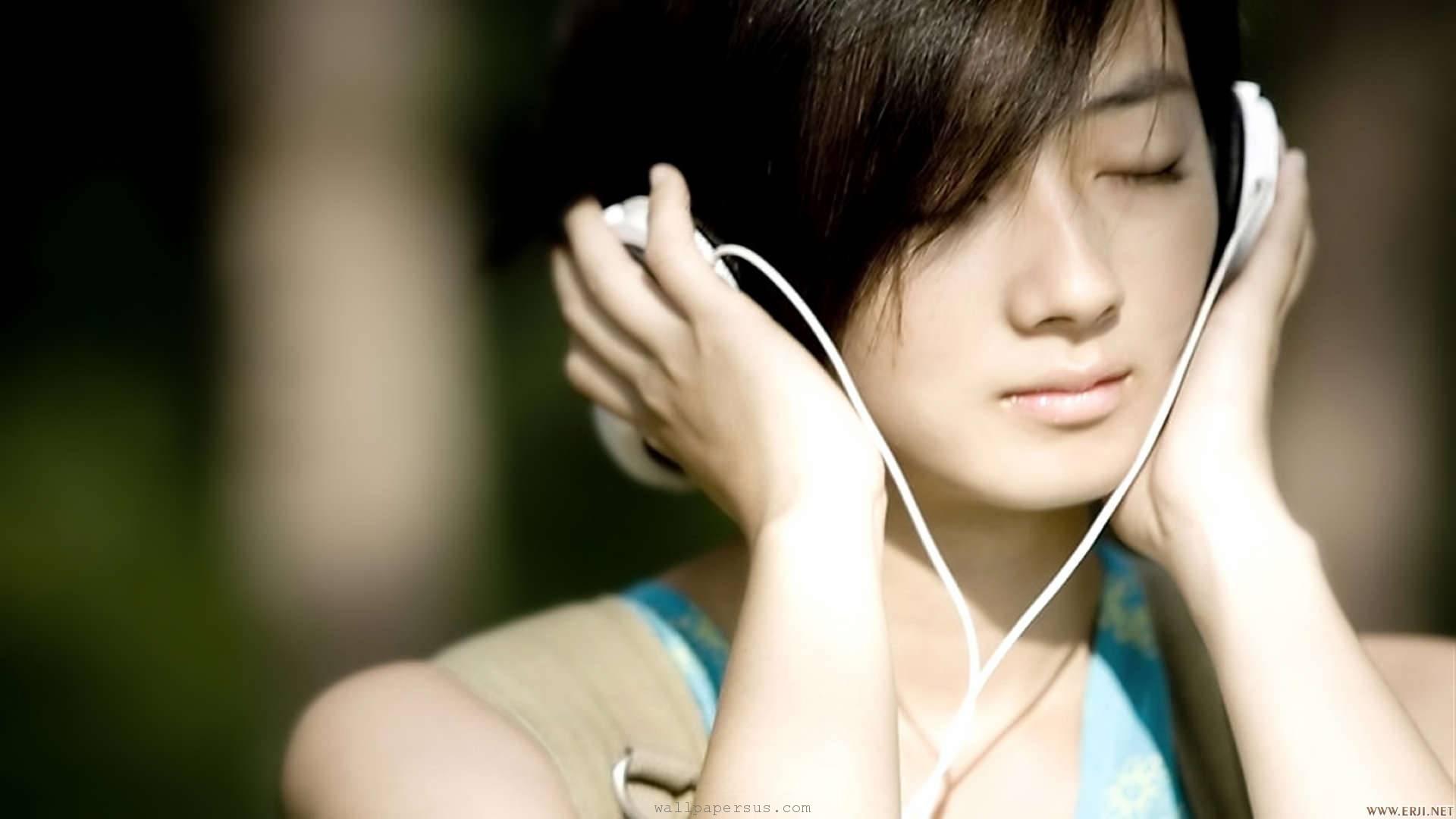 Beautiful girl with headphones wallpaper | (45313)
