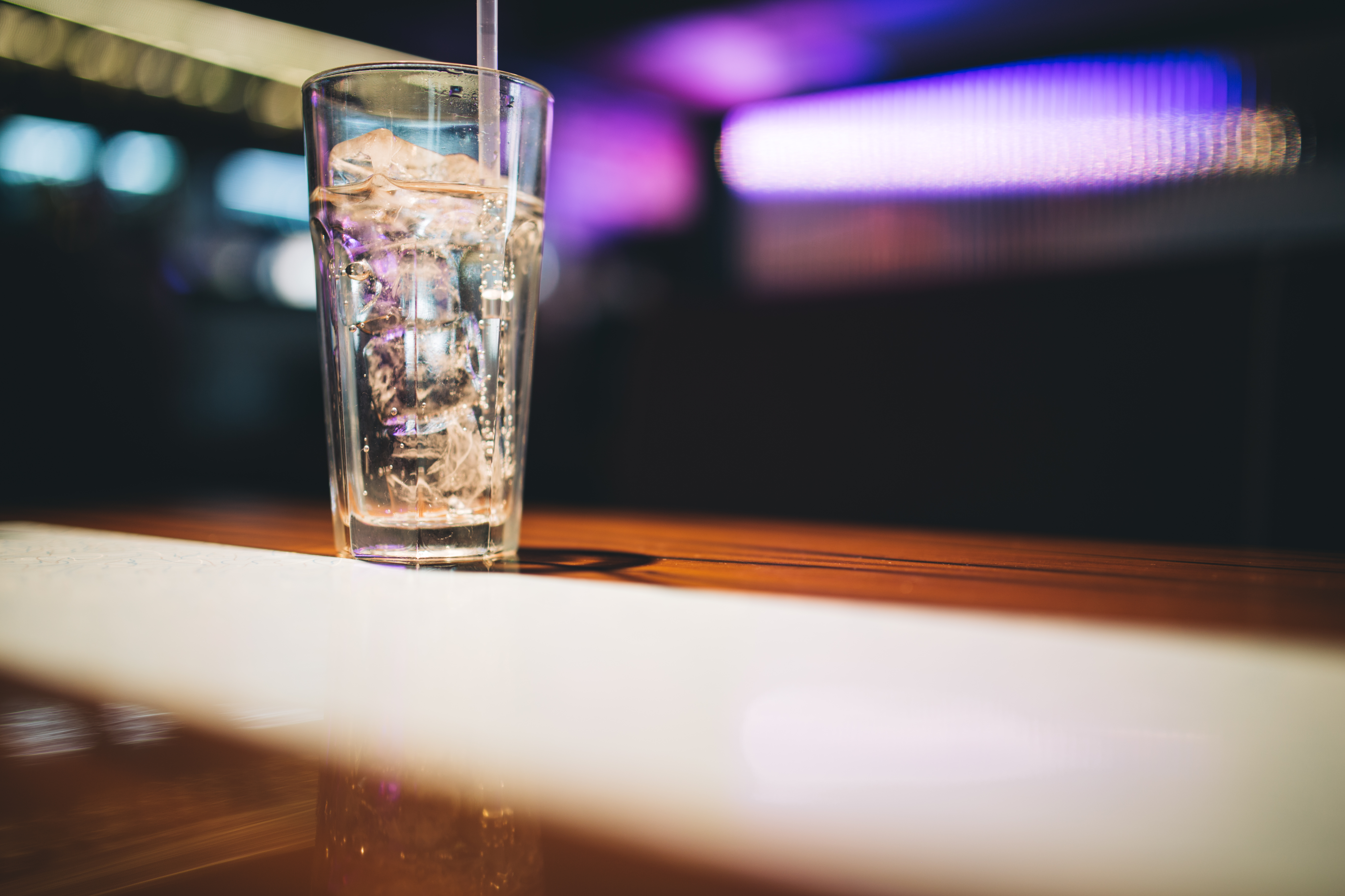 Игра стакан с водой. Стакан воды в на барной стойке. Стакан воды на столе. Газировка в стакане.