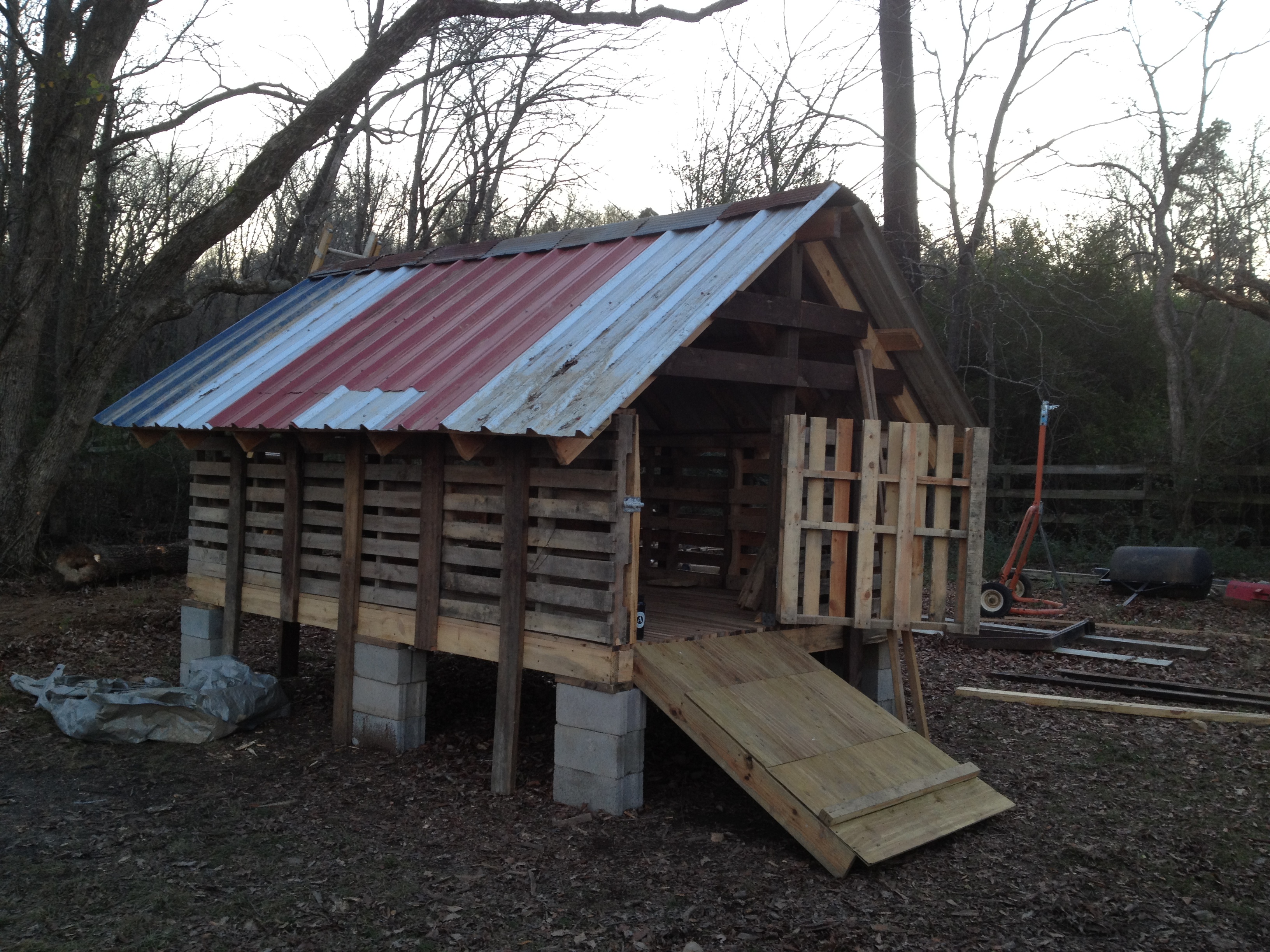 Pallet goat pen at Ferncliff Camp | Creative use of pallets ...