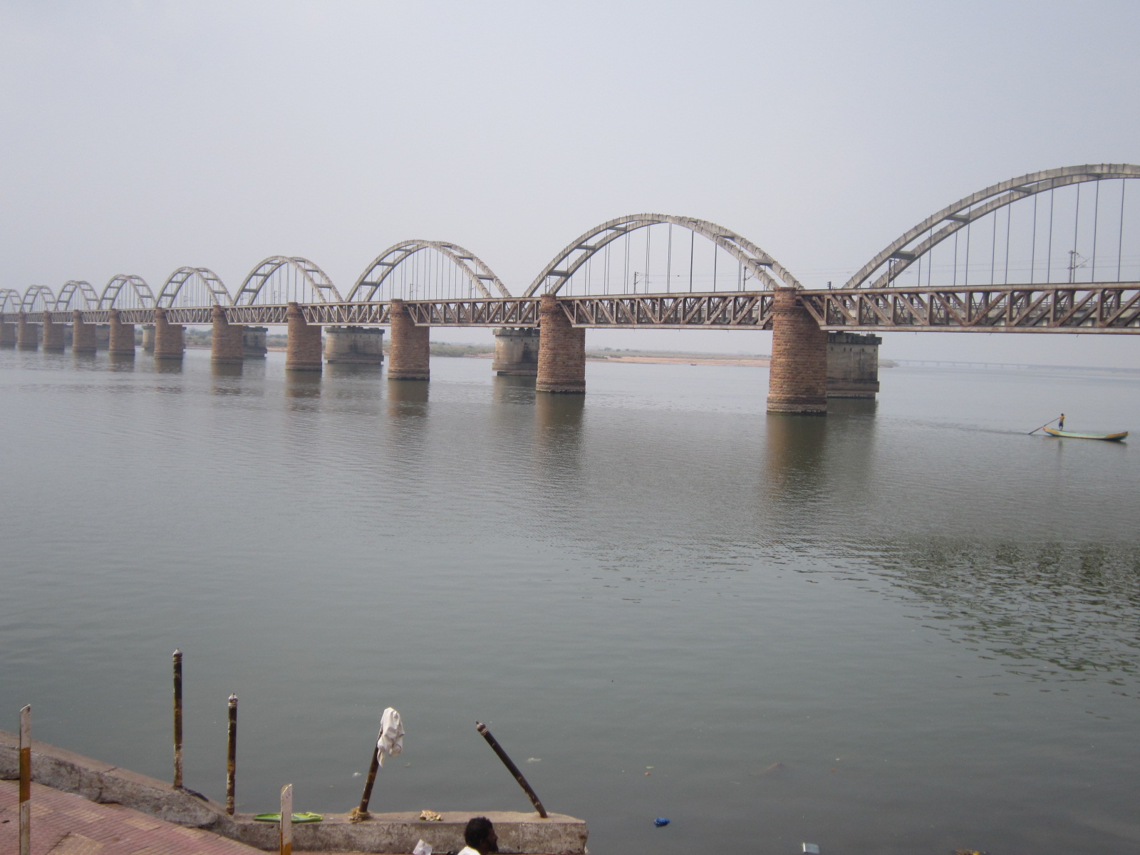 File:Railway bridge on river Godavari near Rajamundry,Andhra Pradesh ...