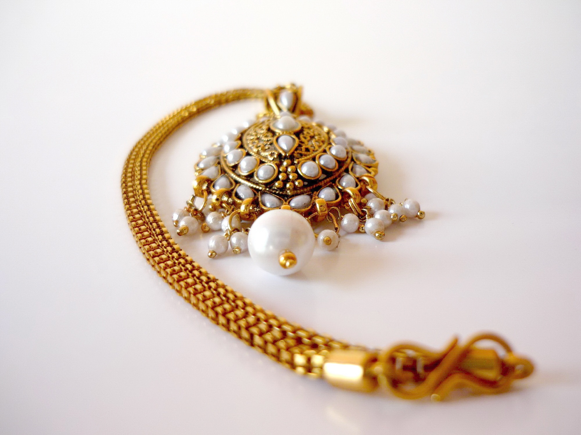 Gold and pearl necklace photo