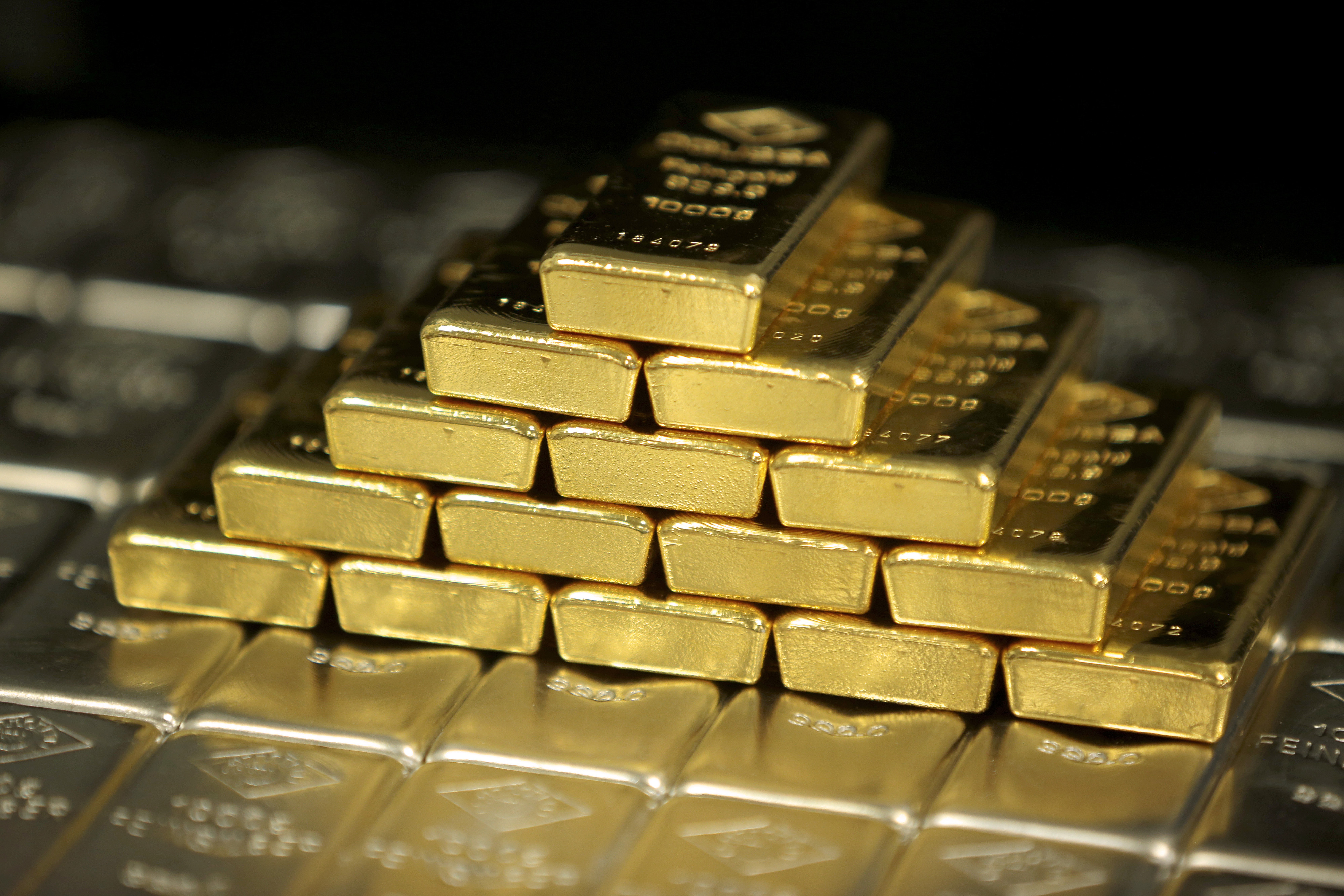 Драгоценные металлы и иностранная валюта. Слиток золота. Слиток золотой. Золото драгоценный металл. Гора золота.