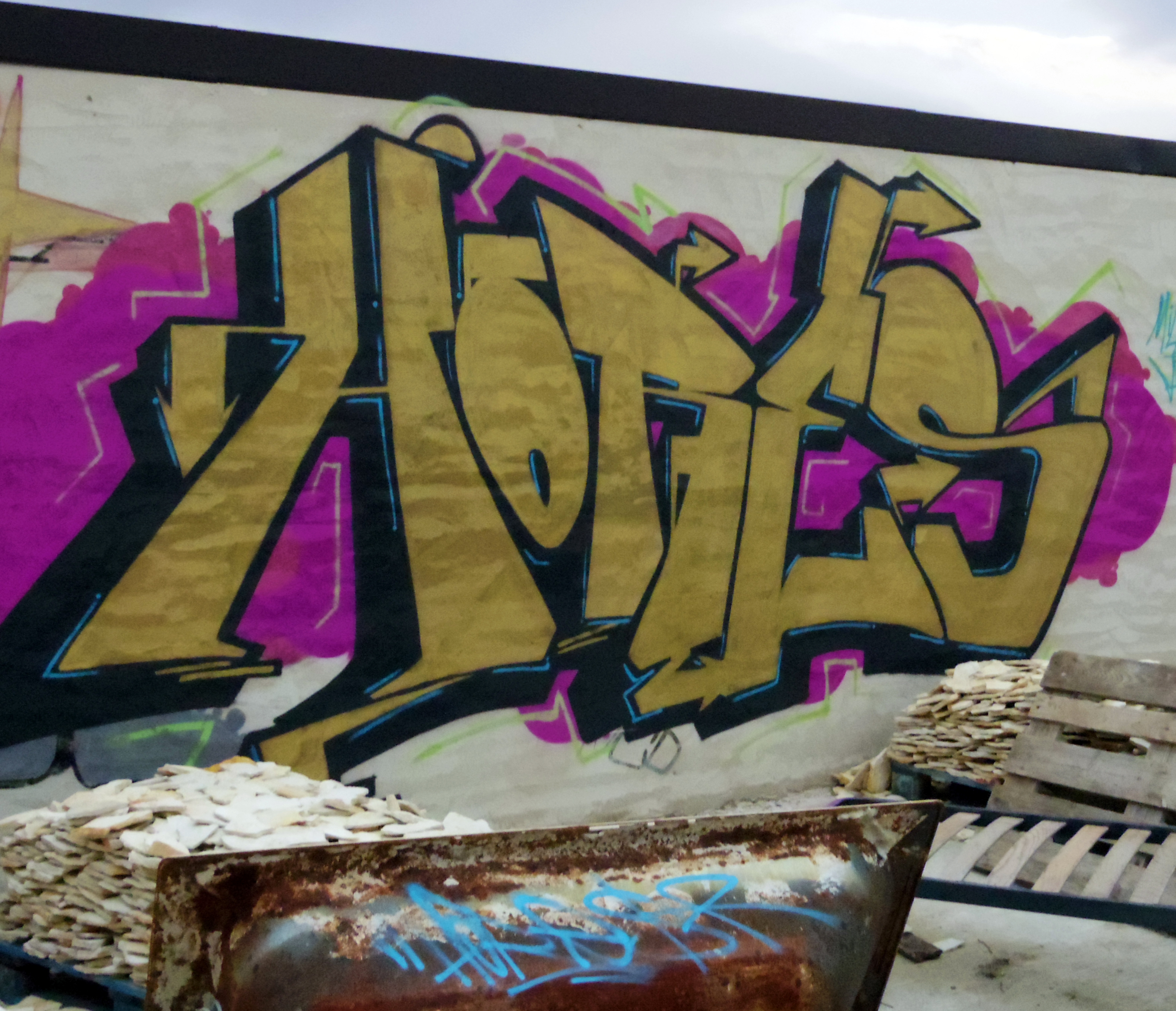 Gold//Wildstyle in the middle of the trash #graffiti | Graffiti ...